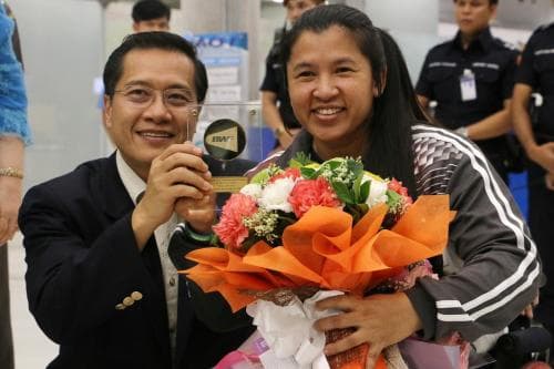 นายวีระศักดิ์ โควสุรัตน์ รมว.กระทรวงการท่องเที่ยวและกีฬา ร่วมแสดงความยินดีและมอบช่อดอกไม้ให้กับนางสาวอำนวย เวชวิฐาน นักกีฬาแบดมินตันคนพิการทีมชาติไทย ที่ได้รับรางวัลนักกีฬาแบดมินตันคนพิการหญิงยอดเยี่ยมแห่งปี จากสหพันธ์แบดมินตันโลก