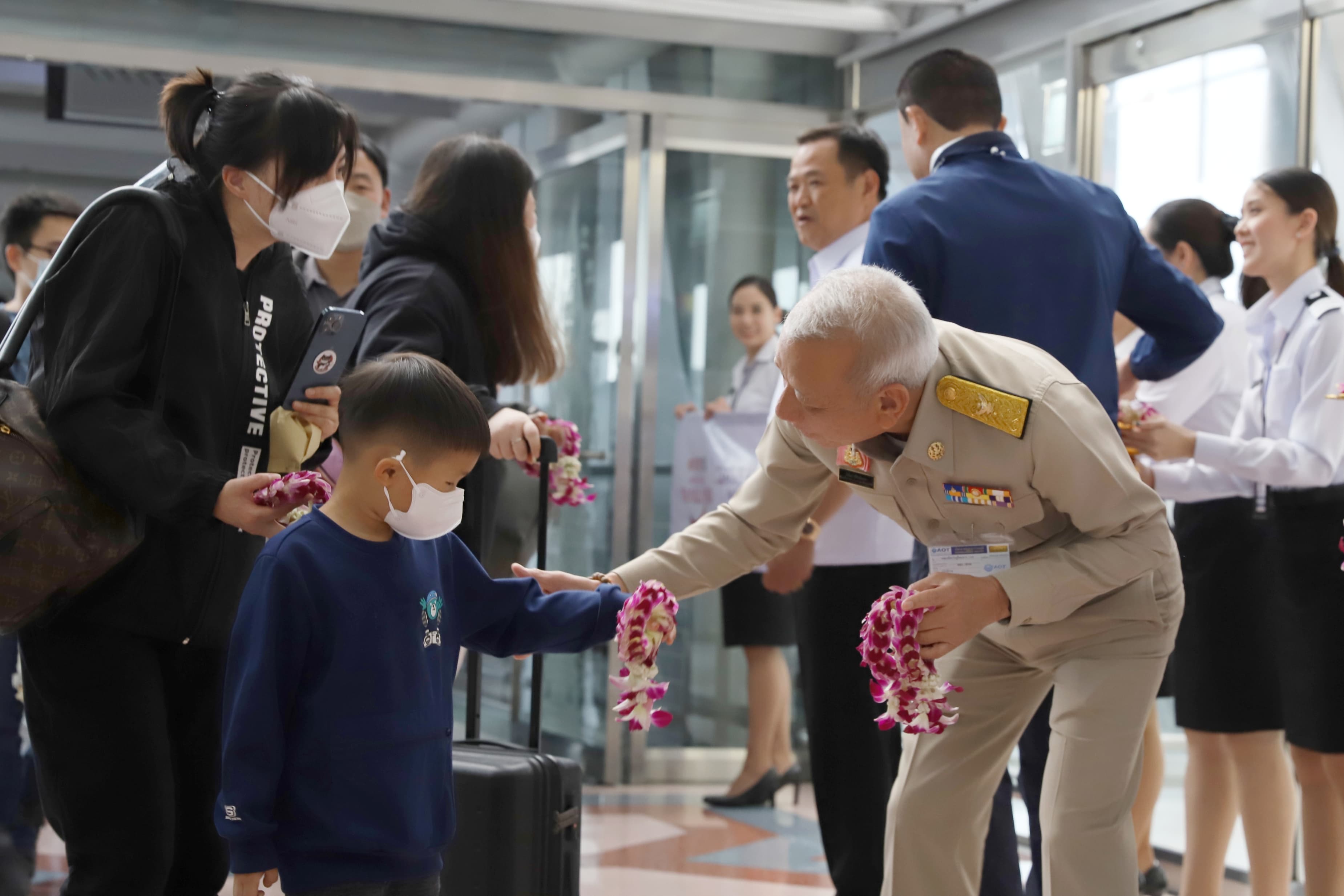 รมว.พิพัฒน์ ร่วมต้อนรับนักท่องเที่ยวจากสาธารณรัฐประชาชนจีนเดินทางมายังประเทศไทยหลังสาธารณรัฐประชาชนจีนประกาศเปิดประเทศ 8 มกราคม 2566 