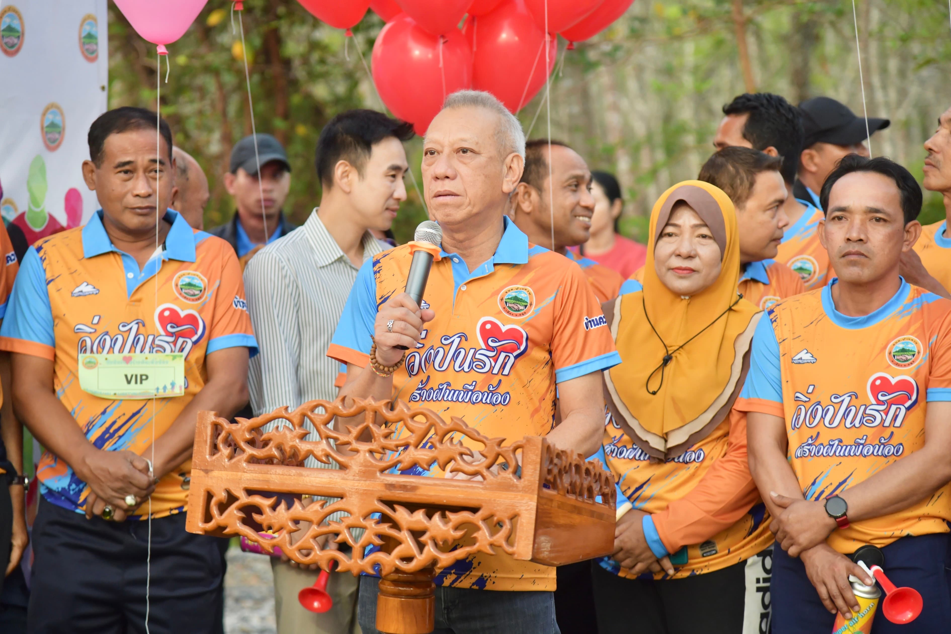 รมว.พิพัฒน์ปล่อยตัวนักวิ่งในกิจกรรม ”วิ่งปันรักสร้างฝันเพื่อน้อง”