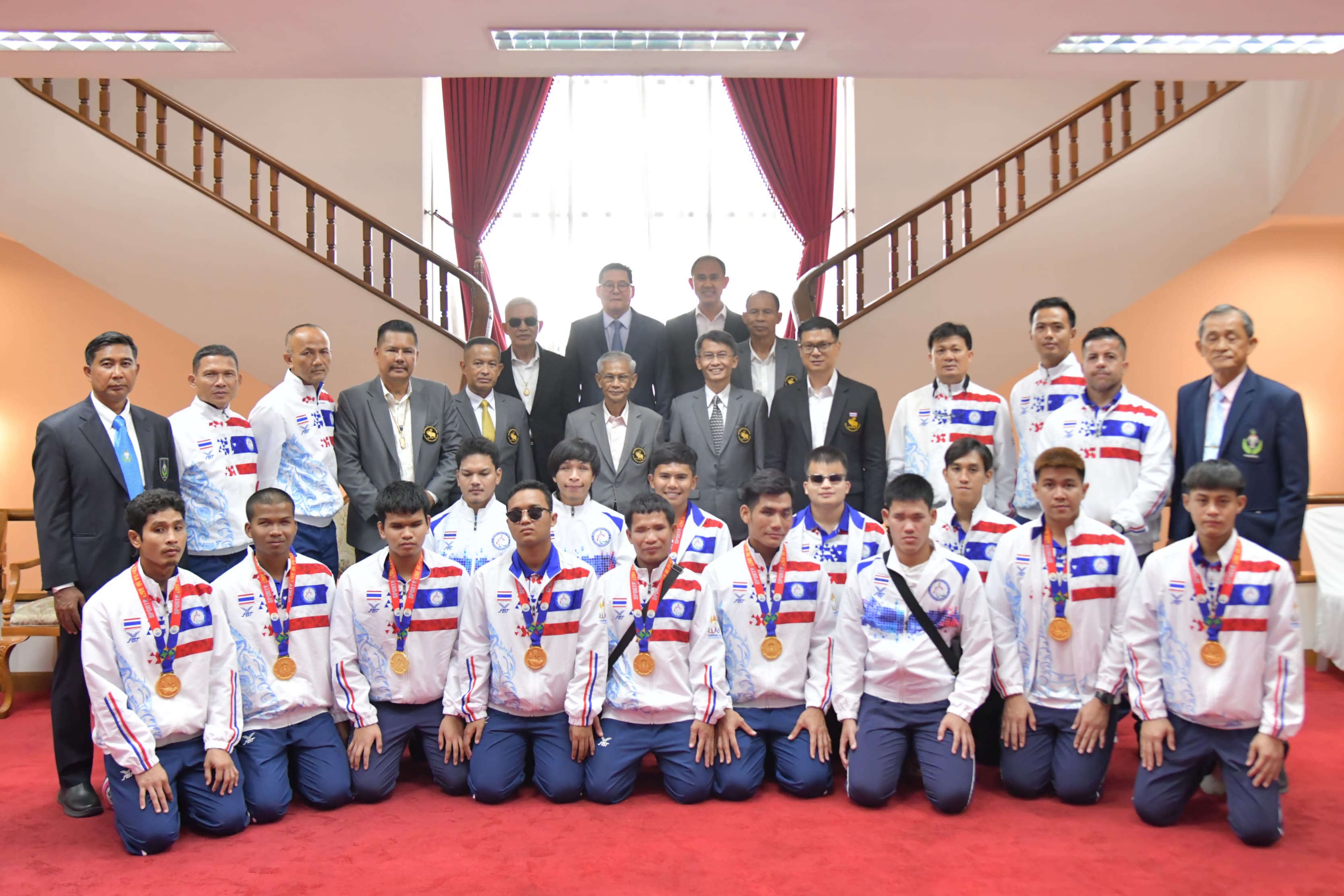 ผู้ช่วยรัฐมนตรีประจำกระทรวงการท่องเที่ยวและกีฬา เลขานุการรัฐมนตรีว่าการกระทรวงการท่องเที่ยวและกีฬา เข้าให้โอวาทและสร้างขวัญกำลังใจ ให้แก่นักกีฬาฟุตบอลคนตาบอดทีมชาติไทย