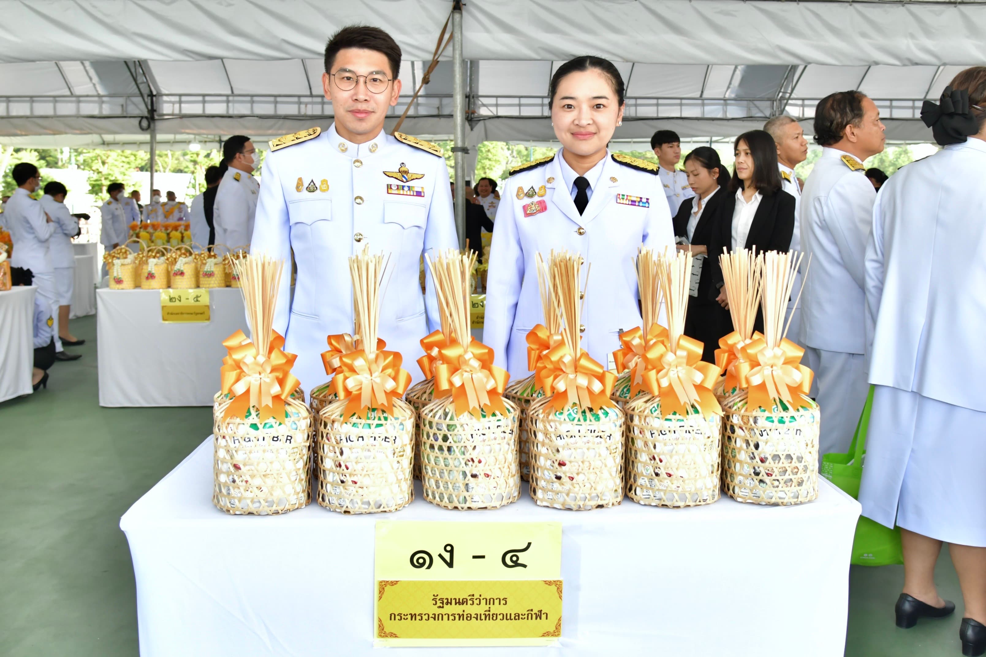 พิธีสวดพระพุทธมนต์ทำบุญตักบาตรถวายพระราชกุศล และวางพวงมาลาเนื่องใน “วันนวมินทรมหาราช”