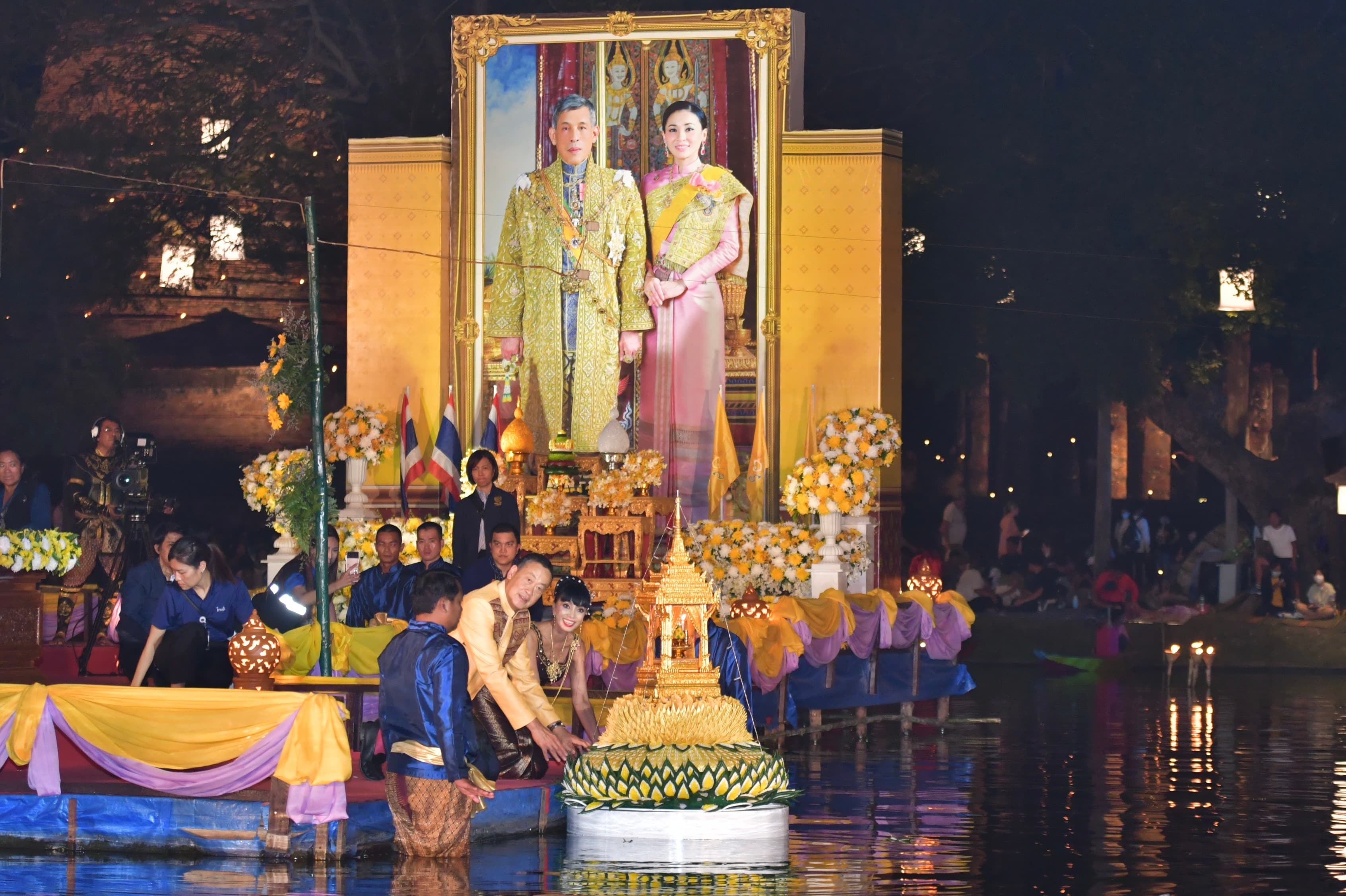 รมว.กก. ร่วมพิธีเผาเทียน และพิธีลอยประทีปพระราชทาน และชมการแสดงพลุ ตะไล ไฟพะเนียง ณ อุทยานประวัติศาสตร์สุโขทัย นักท่องเที่ยวแห่เที่ยวชมงานกว่า 340,000 คน