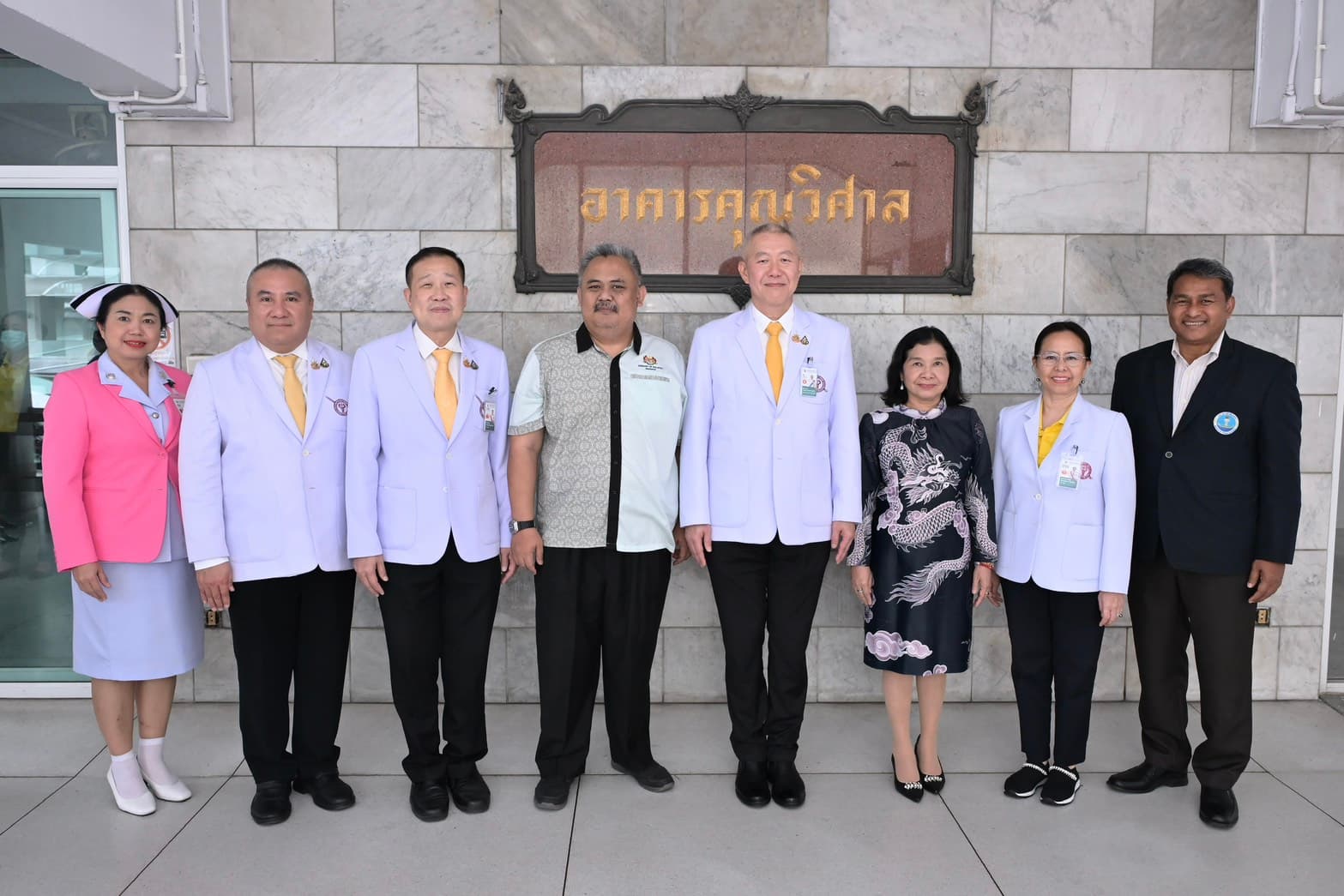รองปลัดฯ ท่องเที่ยวและกีฬา เข้าเยี่ยมอาการนักท่องเที่ยวมาเลเซียบาดเจ็บ แพทย์เผยฟื้นตัวดีต่อเนื่อง พร้อมดูแลอย่างใกล้ชิด