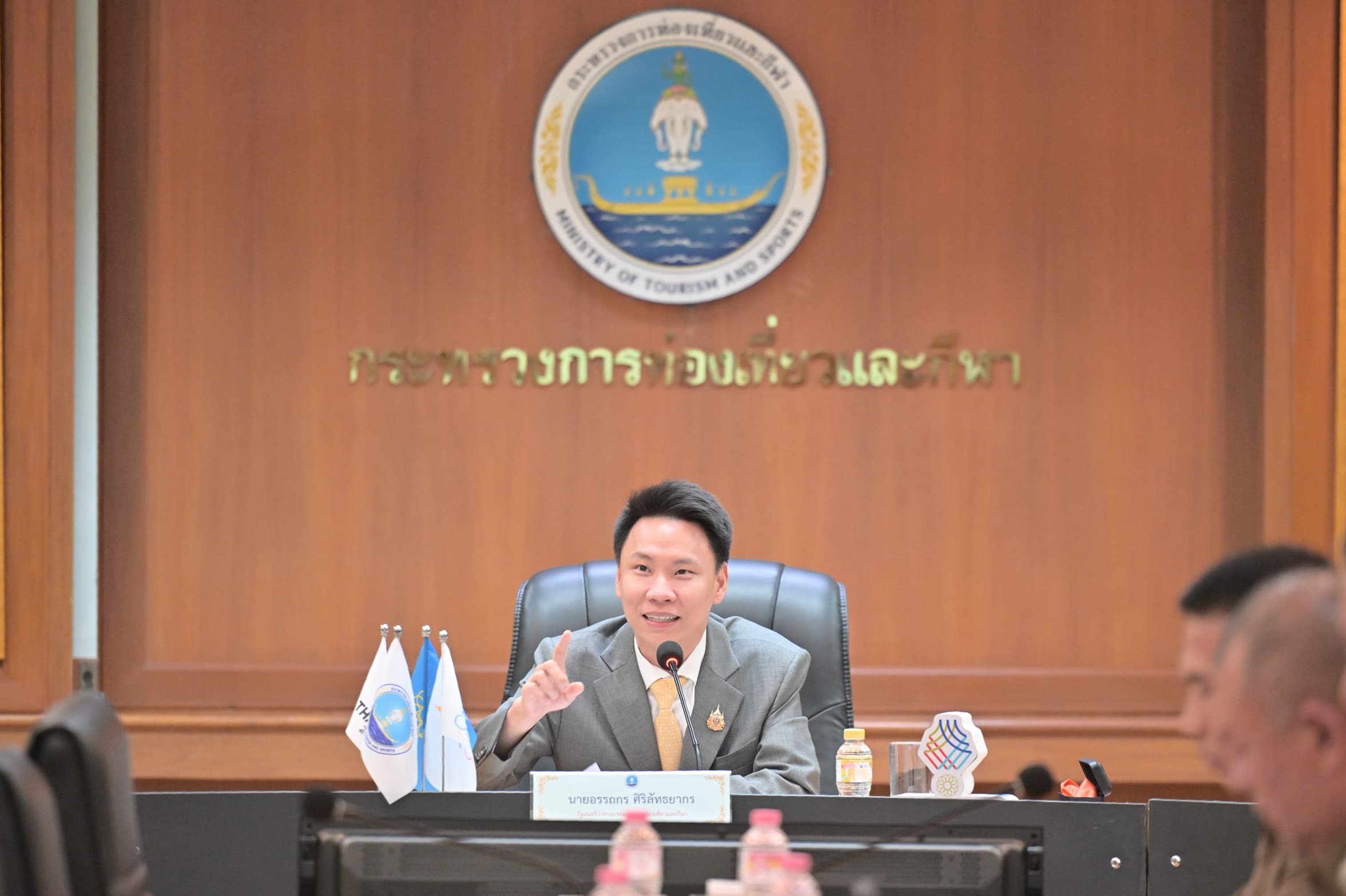 ก. ท่องเที่ยวและกีฬา เร่งหารือเพื่อพิจารณาผลกระทบจากมาตรการ Visa free (การอนุญาตให้ชาวต่างชาติที่เดินทางเข้าประเทศเพื่อการท่องเที่ยวสามารถพักอาศัยอยู่ในประเทศไทยได้ไม่เกิน 60 วัน)