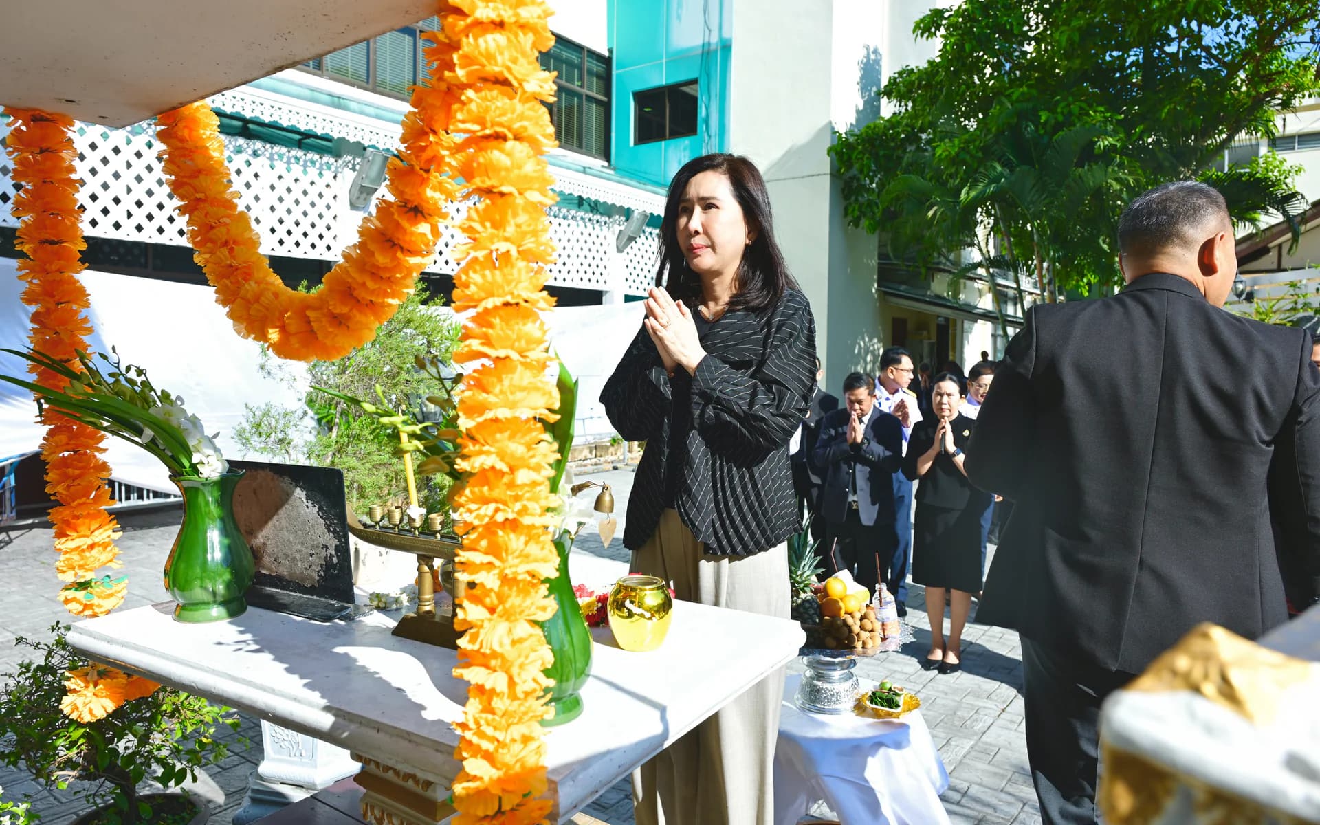 ปลัดกระทรวงการท่องเที่ยวและกีฬา นำคณะผู้บริหารในสังกัด ร่วมสักการะสิ่งศักดิ์สิทธิ์และร่วมอวยพรแด่รัฐมนตรีว่าการฯ เนื่องในโอกาสวันขึ้นปีใหม่ 2569