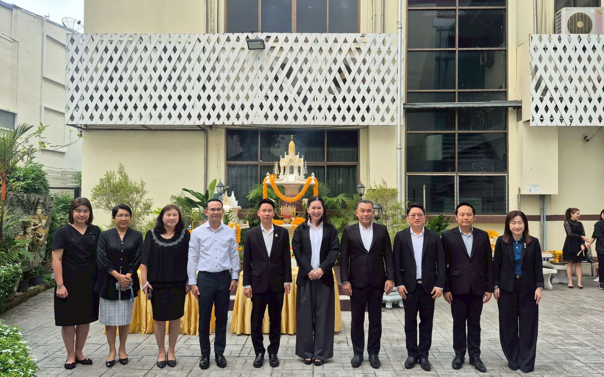 รมว.ท่องเที่ยวฯ “อรรถกร” นำคณะผู้บริหารสักการะสิ่งศักดิ์สิทธิ์ เสริมสิริมงคล ก่อนย้ายสำนักงานปลัดกระทรวงฯ สู่ศูนย์ราชการแจ้งวัฒนะ