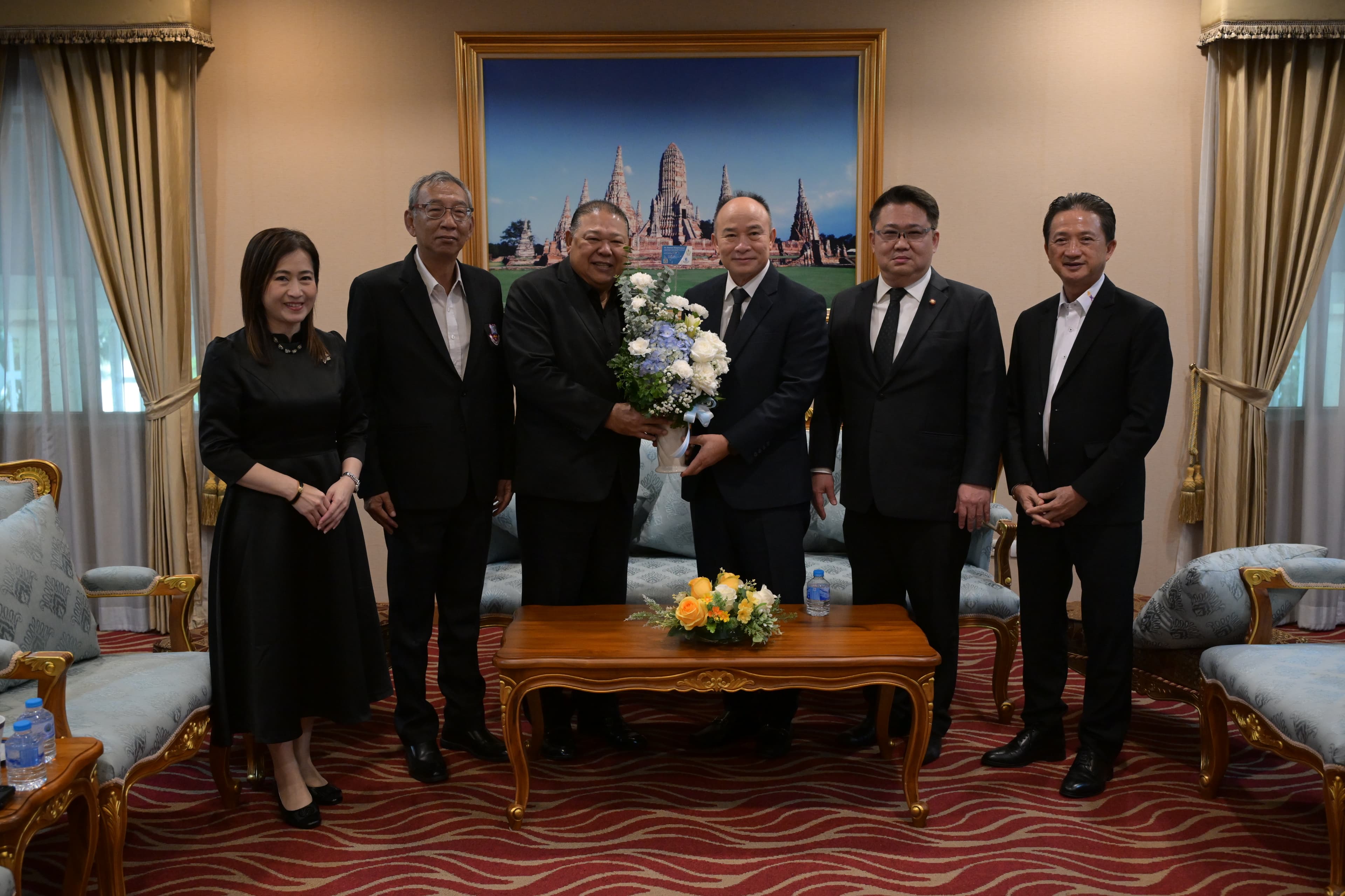 “พล.ต.อ. ประจวบ วงศ์สุข” ที่ปรึกษา รมว. กก. ประเดิมภารกิจวันแรก! ถือฤกษ์มงคล 09.09 น. สักการะสิ่งศักดิ์สิทธิ์-ประชุมทีมงาน ขับเคลื่อนนโยบาย “อรรถกร ศิริลัทธยากร”