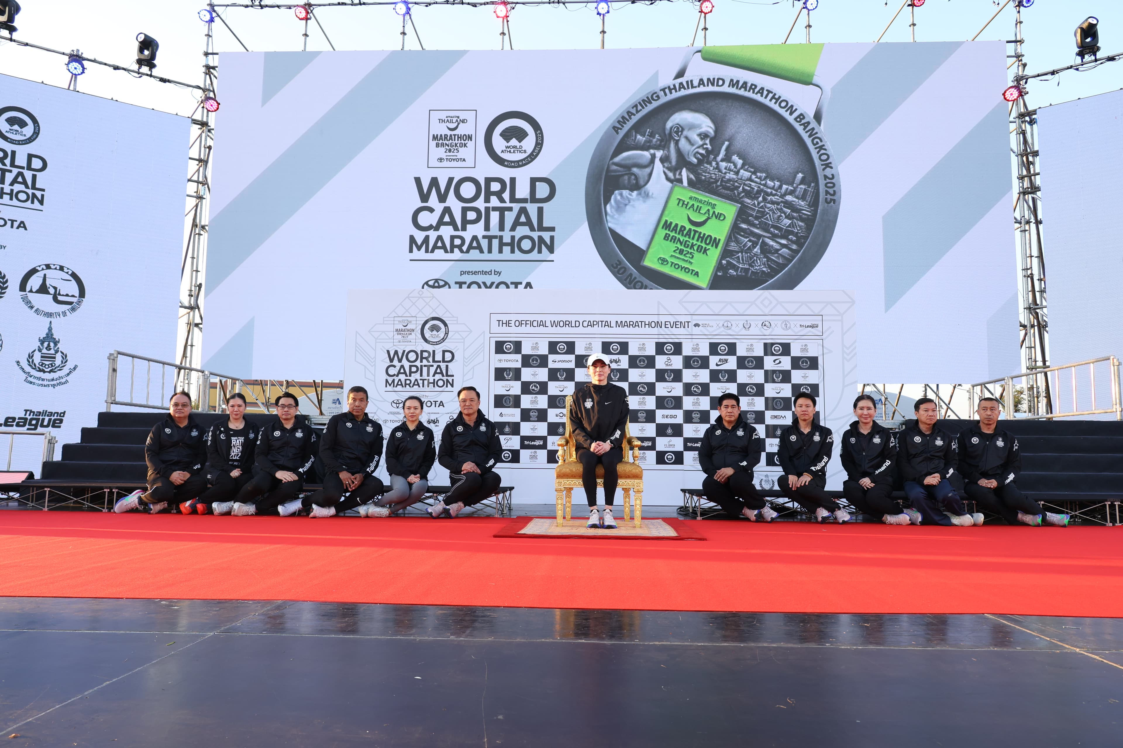 สมเด็จพระนางเจ้า ฯ พระบรมราชินี ทรงร่วมวิ่งฮาล์ฟมาราธอน เคียงคู่ “เอเลียด คิปโชเก้” ในงาน Amazing Thailand Marathon Bangkok 2025 ทรงสร้างแรงบันดาลใจสู่สายตาชาวโลก ตอกย้ำภาพลักษณ์ Sports Tourism ไทยสู่สากล