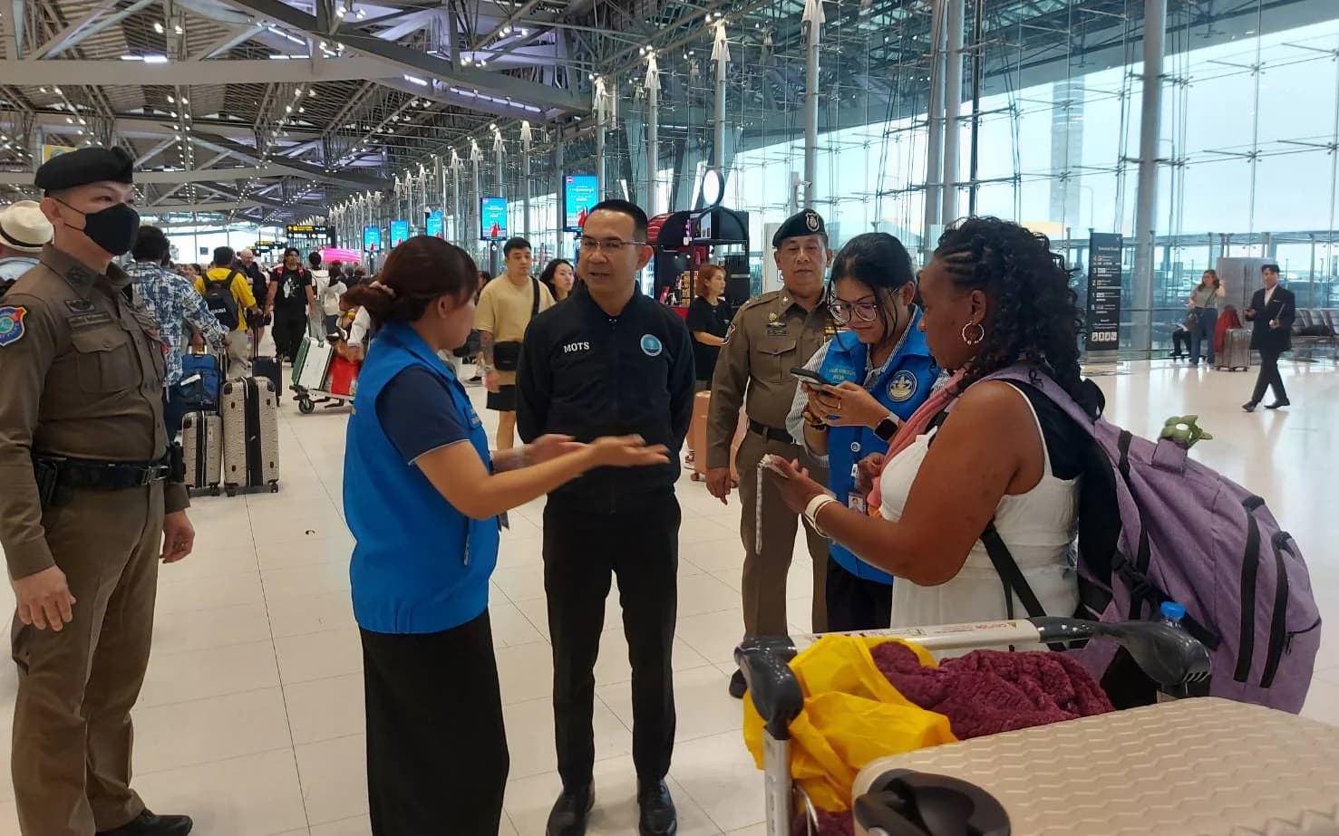 ผู้ช่วยปลัดกระทรวงการท่องเที่ยวและกีฬาลงพื้นที่สุวรรณภูมิ เตรียมพร้อมช่วยเหลือนักท่องเที่ยวที่อาจได้รับผลกระทบจากน้ำท่วมกรุงเทพฯ
