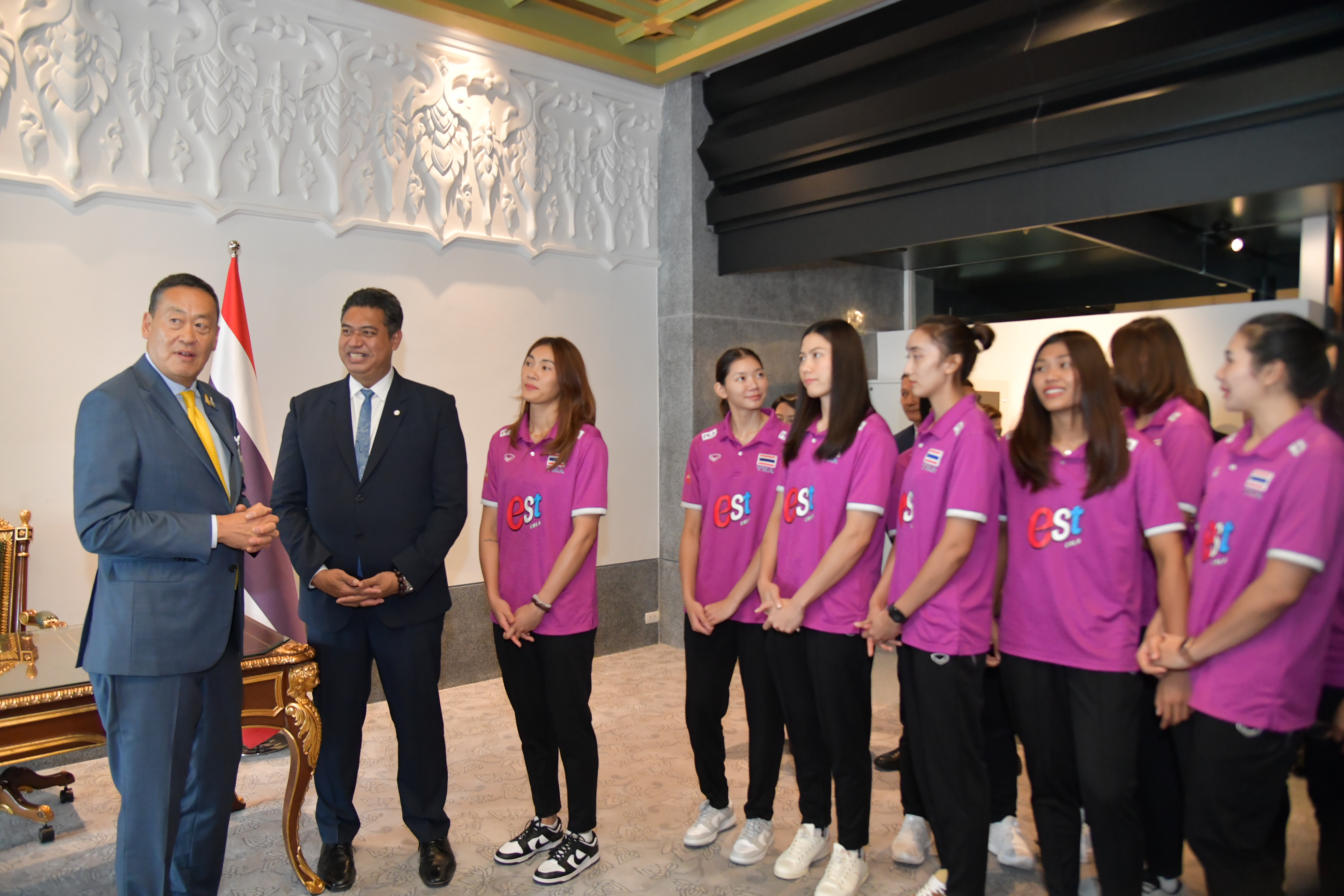 นายกรัฐมนตรีให้กำลังใจนักกีฬาวอลเลย์บอลหญิงทีมชาติไทย หวังให้ผ่านรอบคัดเลือก เข้าแข่งขันกีฬาโอลิมปิก 2024 โดยรัฐบาลพร้อมสนับสนุนเต็มที่