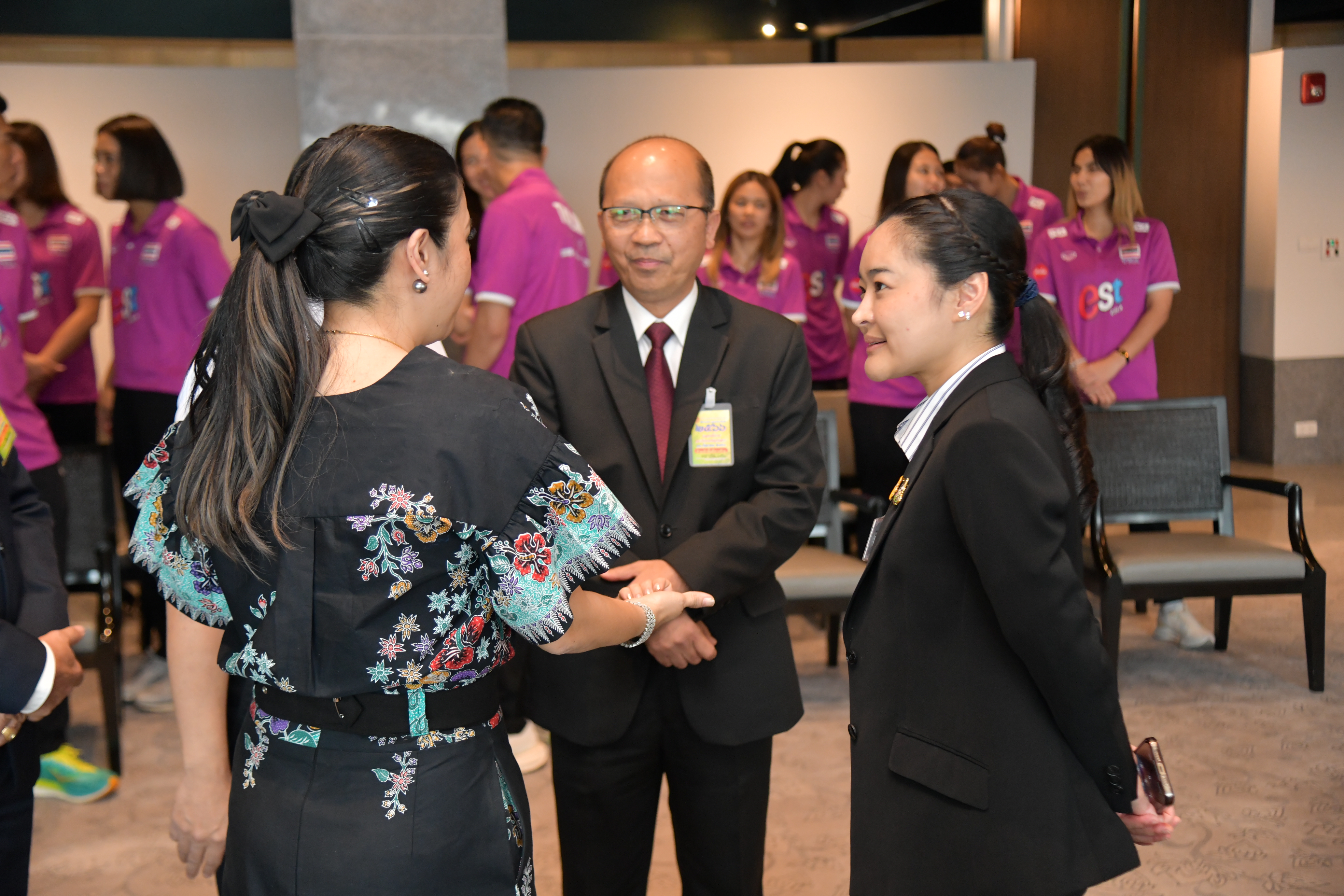 นายกรัฐมนตรีให้กำลังใจนักกีฬาวอลเลย์บอลหญิงทีมชาติไทย หวังให้ผ่านรอบคัดเลือก เข้าแข่งขันกีฬาโอลิมปิก 2024 โดยรัฐบาลพร้อมสนับสนุนเต็มที่
