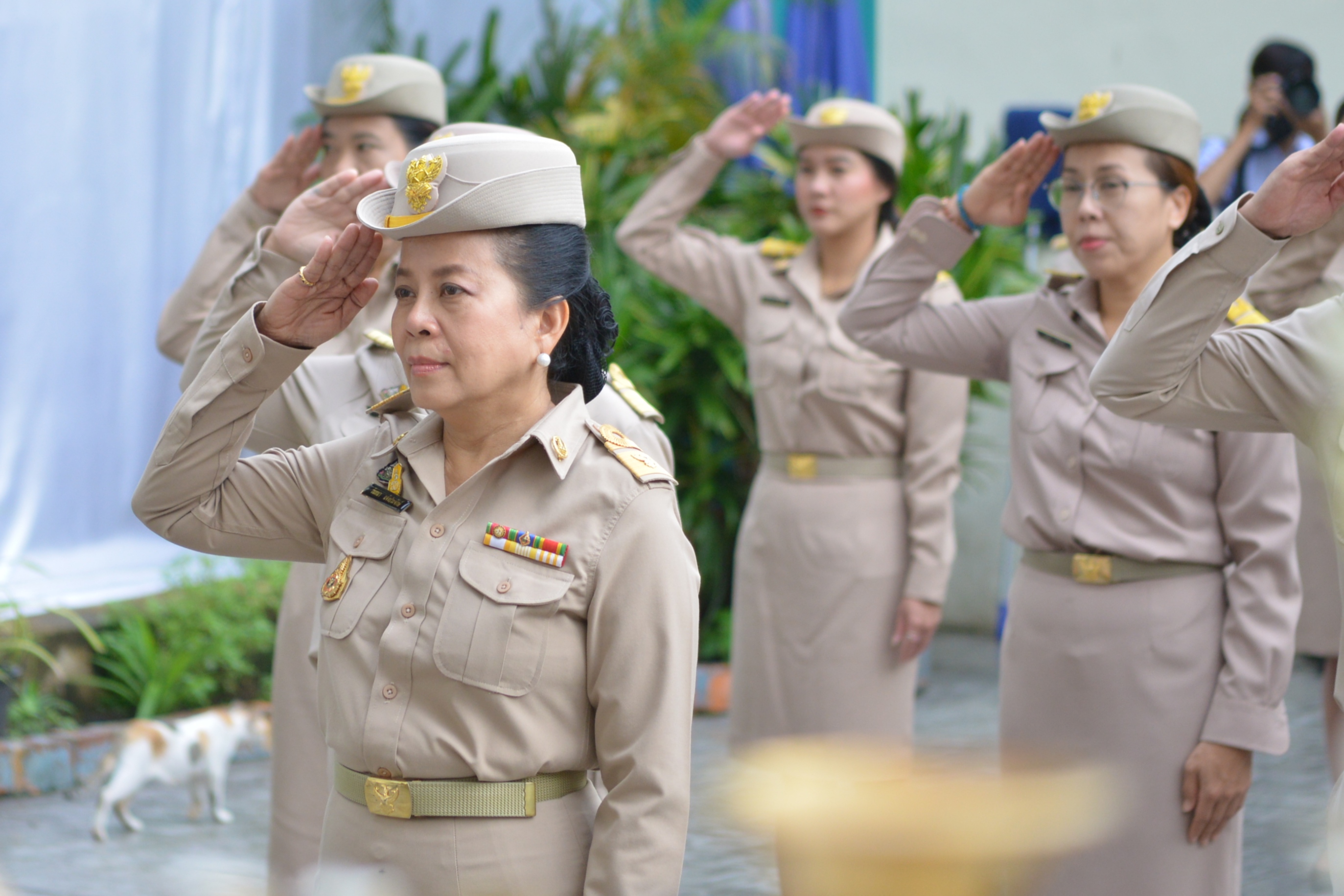 น. นางสาววันทนา แจ้งประจักษ์ รองปลัดกระทรวงการท่องเที่ยวและกีฬา นำคณะผู้บริหาร ข้าราชการ และบุคลากรของกระทรวงการท่องเที่ยวและกีฬา เข้าแถวเคารพธงชาติและร้องเพลงชาติไทย เนื่องในวันพระราชทานธงชาติไทย 28 กันยายน (Thai National Flag Day) ประจำปี 2566 