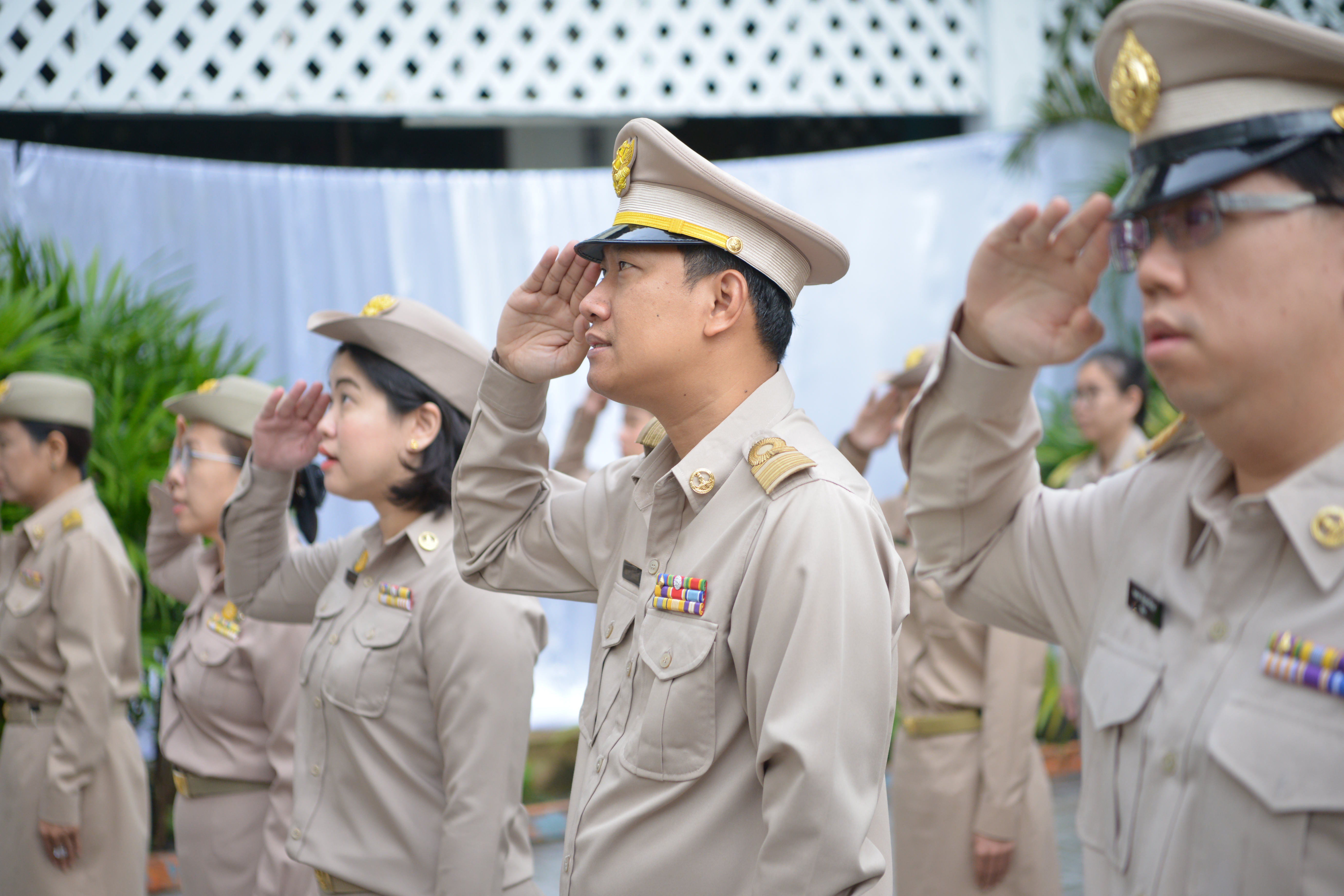 น. นางสาววันทนา แจ้งประจักษ์ รองปลัดกระทรวงการท่องเที่ยวและกีฬา นำคณะผู้บริหาร ข้าราชการ และบุคลากรของกระทรวงการท่องเที่ยวและกีฬา เข้าแถวเคารพธงชาติและร้องเพลงชาติไทย เนื่องในวันพระราชทานธงชาติไทย 28 กันยายน (Thai National Flag Day) ประจำปี 2566 