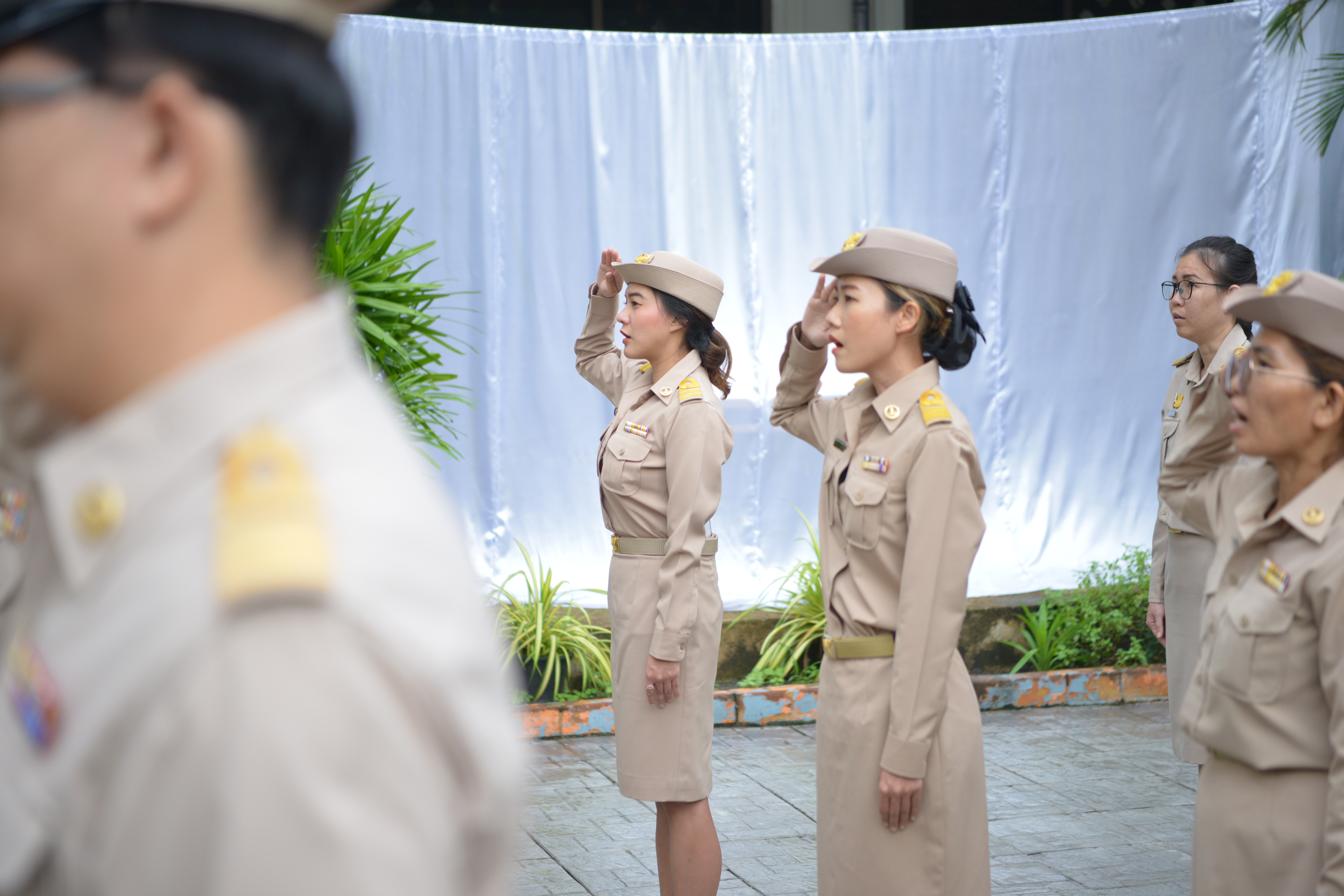 น. นางสาววันทนา แจ้งประจักษ์ รองปลัดกระทรวงการท่องเที่ยวและกีฬา นำคณะผู้บริหาร ข้าราชการ และบุคลากรของกระทรวงการท่องเที่ยวและกีฬา เข้าแถวเคารพธงชาติและร้องเพลงชาติไทย เนื่องในวันพระราชทานธงชาติไทย 28 กันยายน (Thai National Flag Day) ประจำปี 2566 