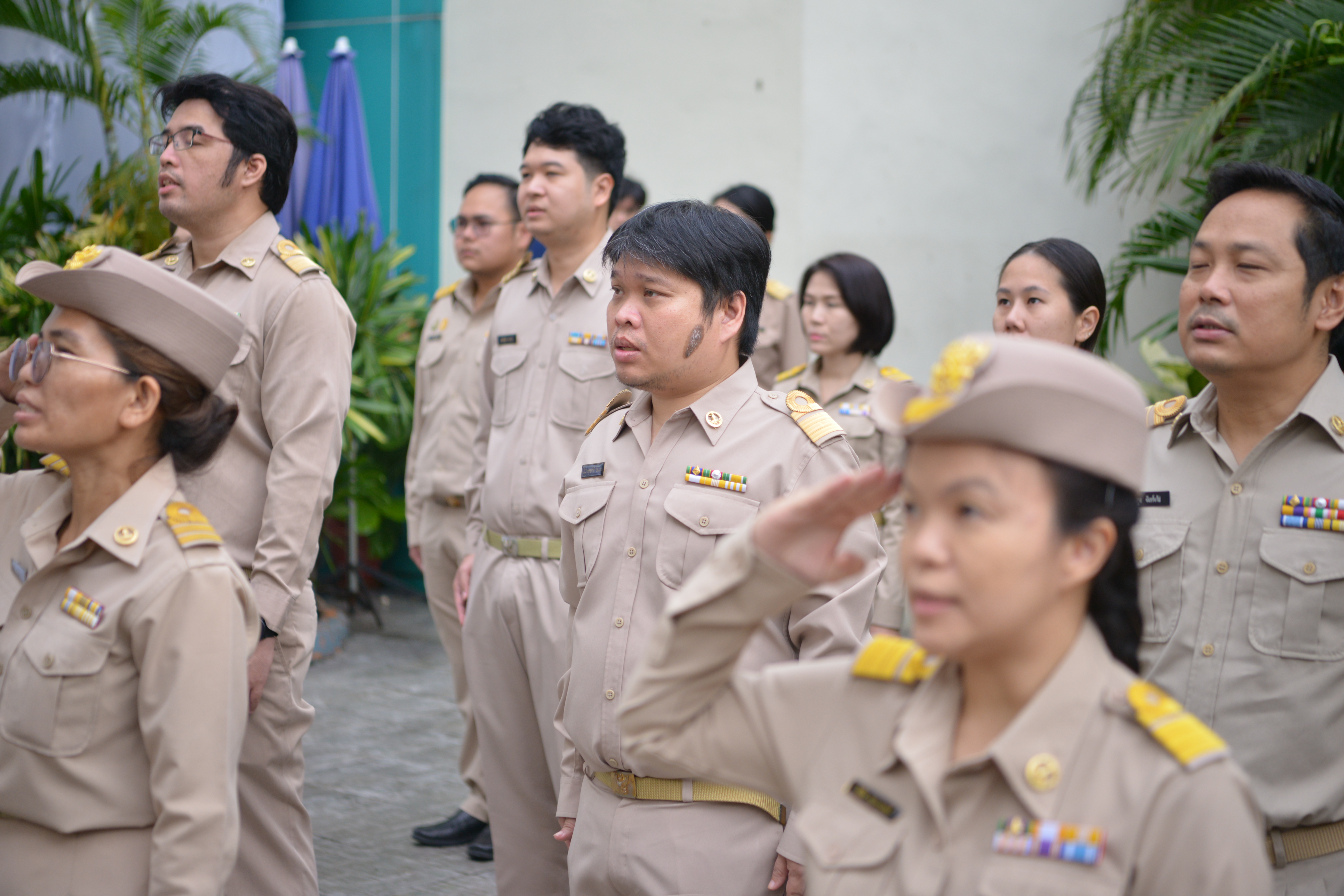 น. นางสาววันทนา แจ้งประจักษ์ รองปลัดกระทรวงการท่องเที่ยวและกีฬา นำคณะผู้บริหาร ข้าราชการ และบุคลากรของกระทรวงการท่องเที่ยวและกีฬา เข้าแถวเคารพธงชาติและร้องเพลงชาติไทย เนื่องในวันพระราชทานธงชาติไทย 28 กันยายน (Thai National Flag Day) ประจำปี 2566 