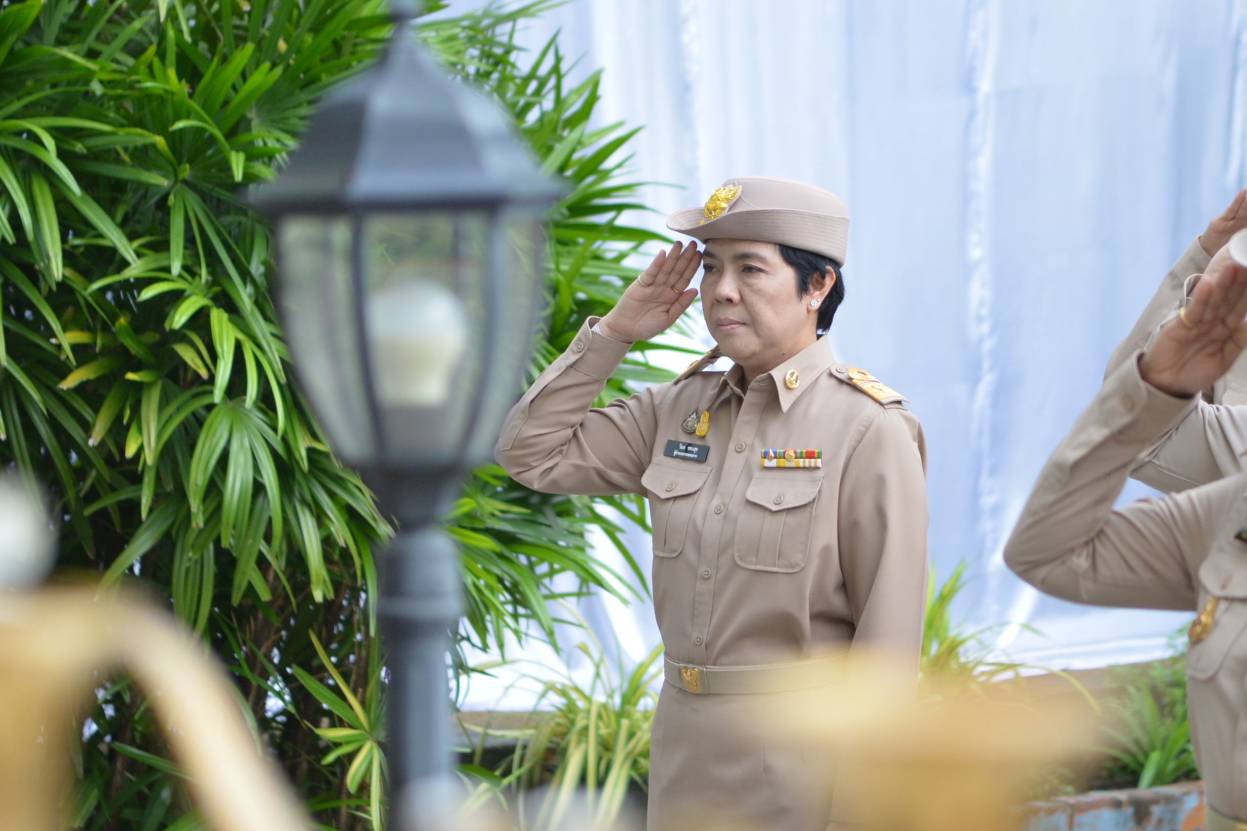 น. นางสาววันทนา แจ้งประจักษ์ รองปลัดกระทรวงการท่องเที่ยวและกีฬา นำคณะผู้บริหาร ข้าราชการ และบุคลากรของกระทรวงการท่องเที่ยวและกีฬา เข้าแถวเคารพธงชาติและร้องเพลงชาติไทย เนื่องในวันพระราชทานธงชาติไทย 28 กันยายน (Thai National Flag Day) ประจำปี 2566 