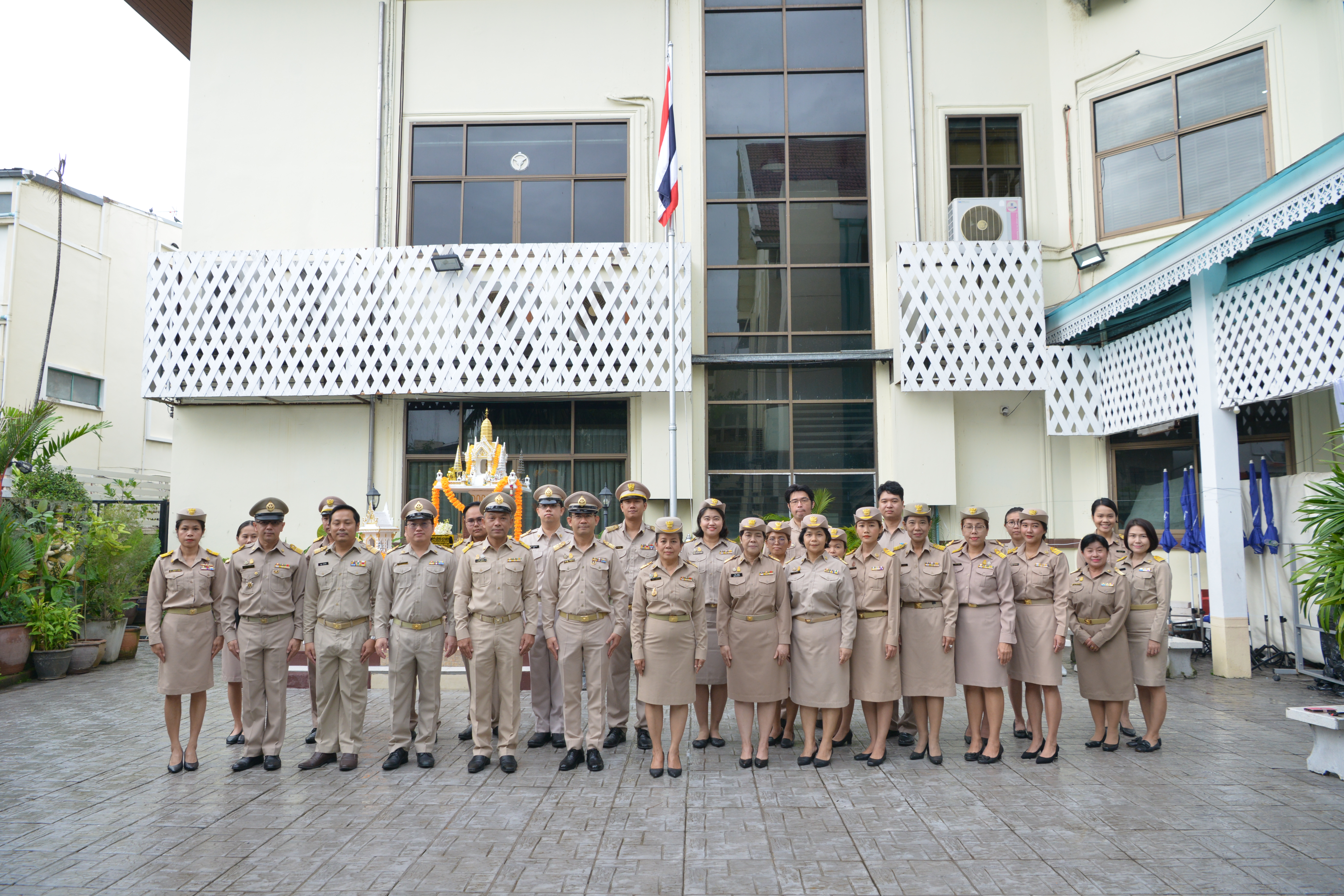 น. นางสาววันทนา แจ้งประจักษ์ รองปลัดกระทรวงการท่องเที่ยวและกีฬา นำคณะผู้บริหาร ข้าราชการ และบุคลากรของกระทรวงการท่องเที่ยวและกีฬา เข้าแถวเคารพธงชาติและร้องเพลงชาติไทย เนื่องในวันพระราชทานธงชาติไทย 28 กันยายน (Thai National Flag Day) ประจำปี 2566 