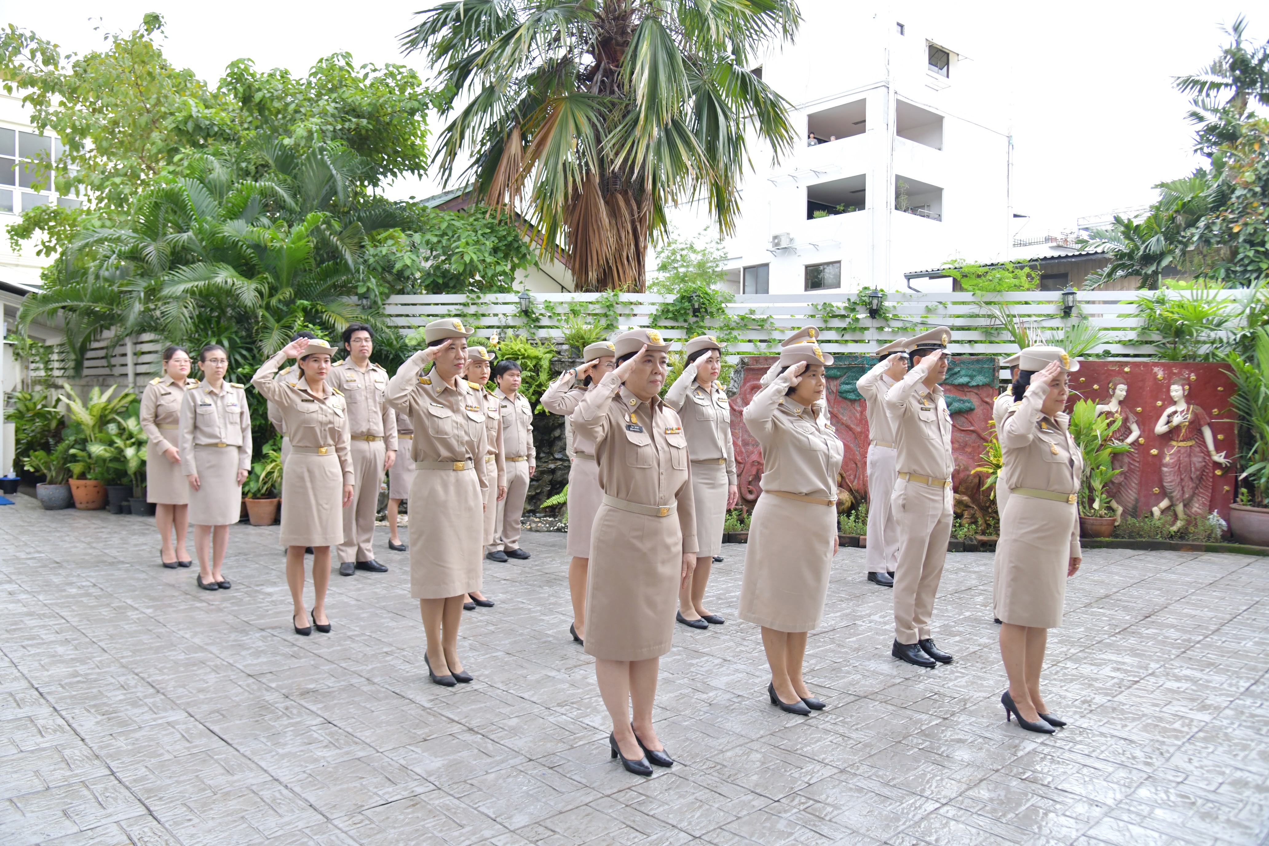 น. นางสาววันทนา แจ้งประจักษ์ รองปลัดกระทรวงการท่องเที่ยวและกีฬา นำคณะผู้บริหาร ข้าราชการ และบุคลากรของกระทรวงการท่องเที่ยวและกีฬา เข้าแถวเคารพธงชาติและร้องเพลงชาติไทย เนื่องในวันพระราชทานธงชาติไทย 28 กันยายน (Thai National Flag Day) ประจำปี 2566 