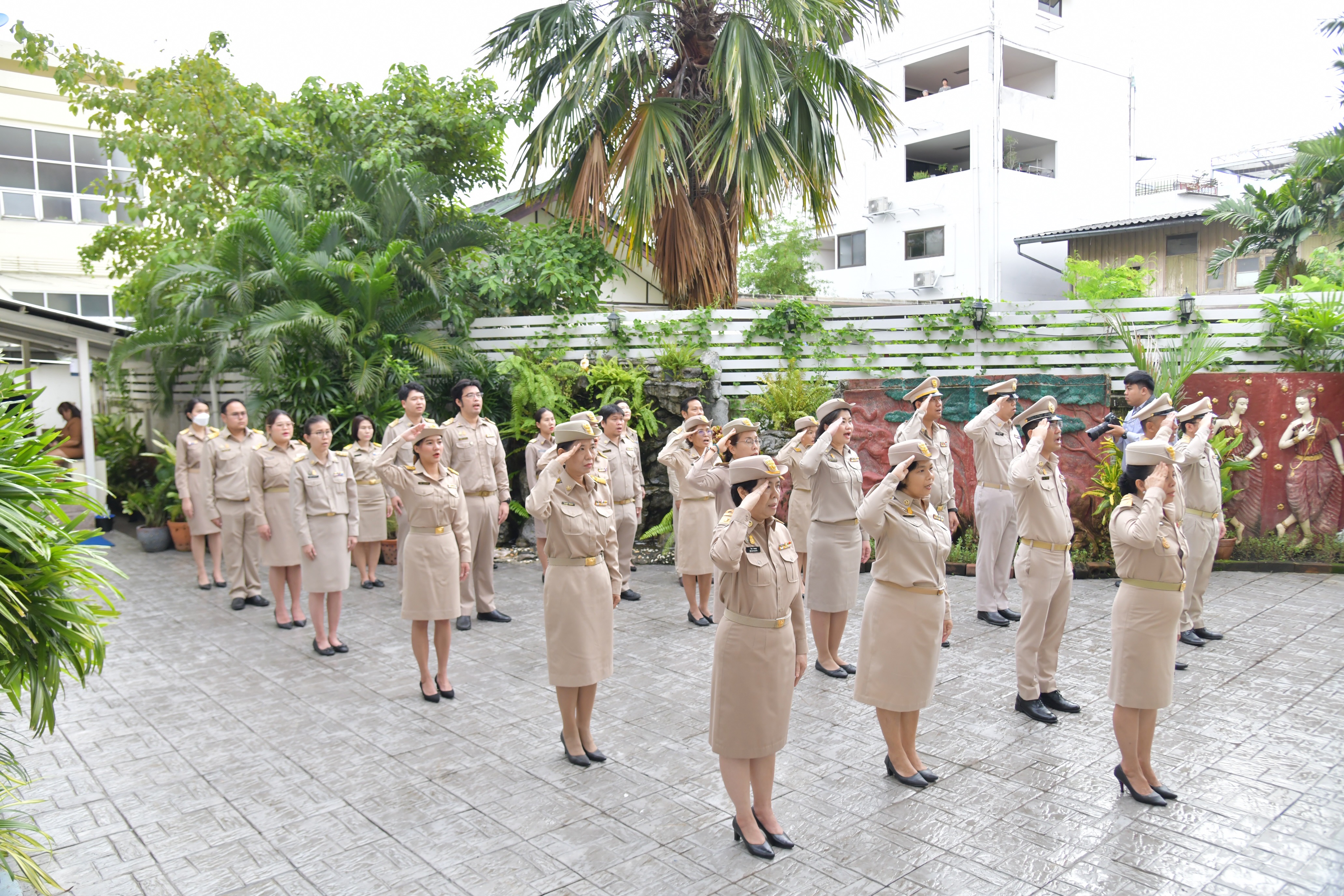 น. นางสาววันทนา แจ้งประจักษ์ รองปลัดกระทรวงการท่องเที่ยวและกีฬา นำคณะผู้บริหาร ข้าราชการ และบุคลากรของกระทรวงการท่องเที่ยวและกีฬา เข้าแถวเคารพธงชาติและร้องเพลงชาติไทย เนื่องในวันพระราชทานธงชาติไทย 28 กันยายน (Thai National Flag Day) ประจำปี 2566 