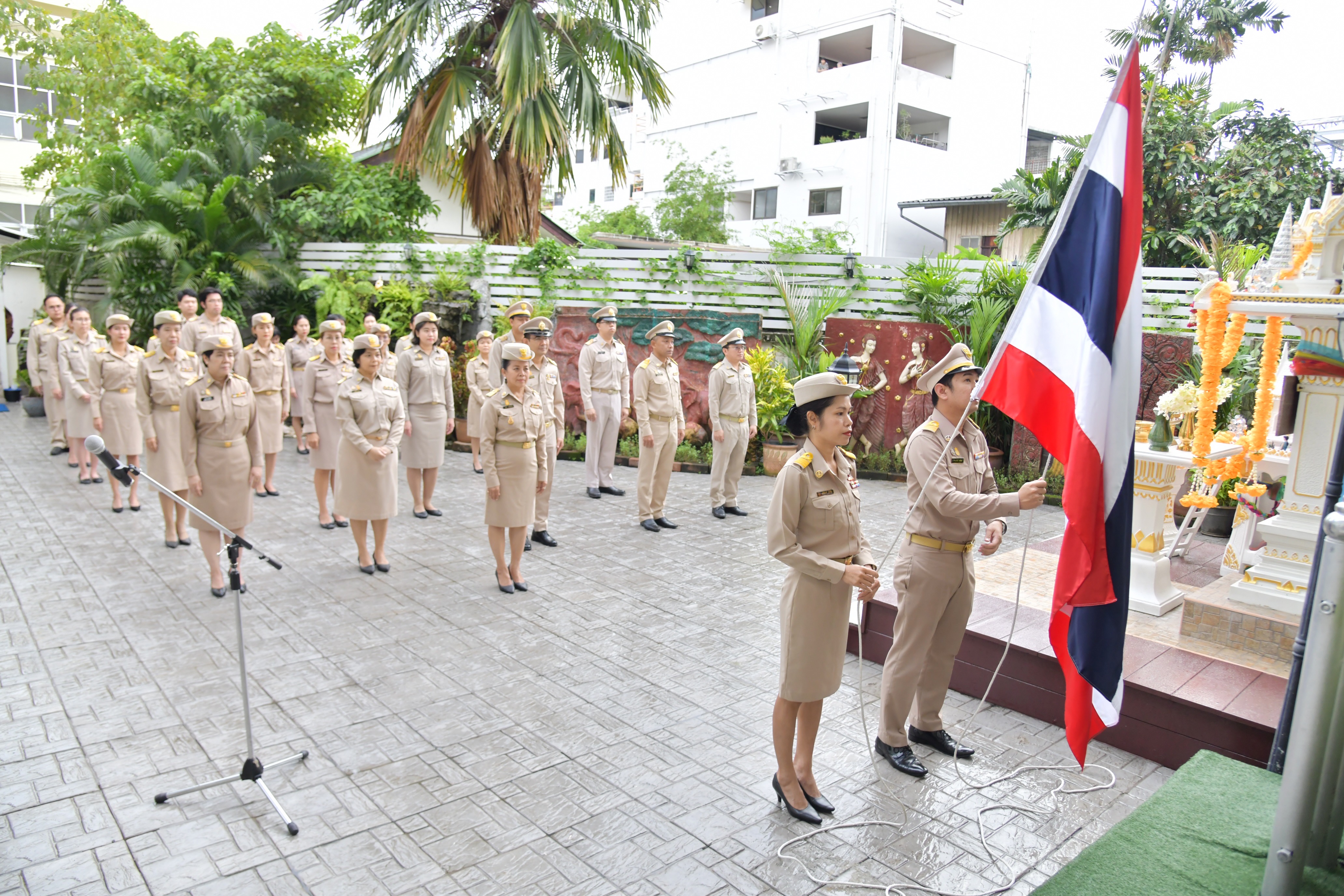น. นางสาววันทนา แจ้งประจักษ์ รองปลัดกระทรวงการท่องเที่ยวและกีฬา นำคณะผู้บริหาร ข้าราชการ และบุคลากรของกระทรวงการท่องเที่ยวและกีฬา เข้าแถวเคารพธงชาติและร้องเพลงชาติไทย เนื่องในวันพระราชทานธงชาติไทย 28 กันยายน (Thai National Flag Day) ประจำปี 2566 