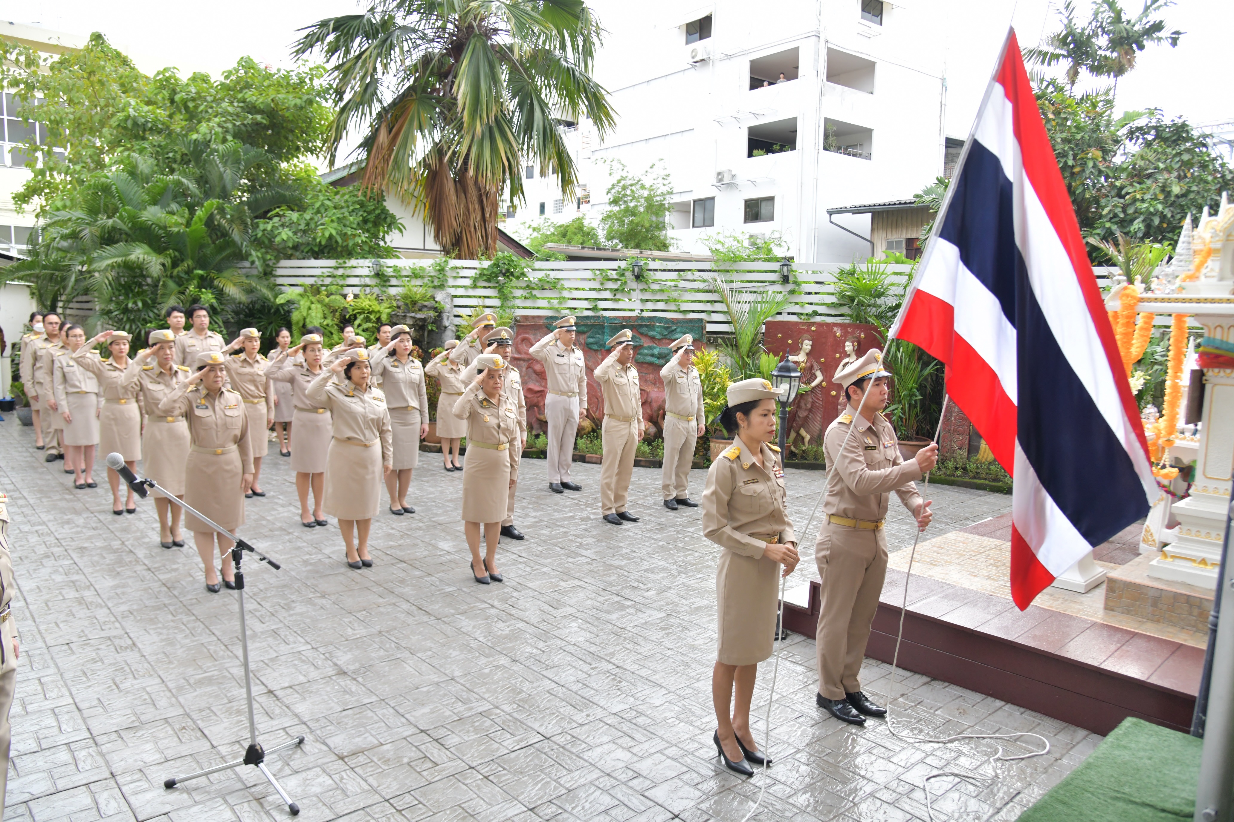 น. นางสาววันทนา แจ้งประจักษ์ รองปลัดกระทรวงการท่องเที่ยวและกีฬา นำคณะผู้บริหาร ข้าราชการ และบุคลากรของกระทรวงการท่องเที่ยวและกีฬา เข้าแถวเคารพธงชาติและร้องเพลงชาติไทย เนื่องในวันพระราชทานธงชาติไทย 28 กันยายน (Thai National Flag Day) ประจำปี 2566 