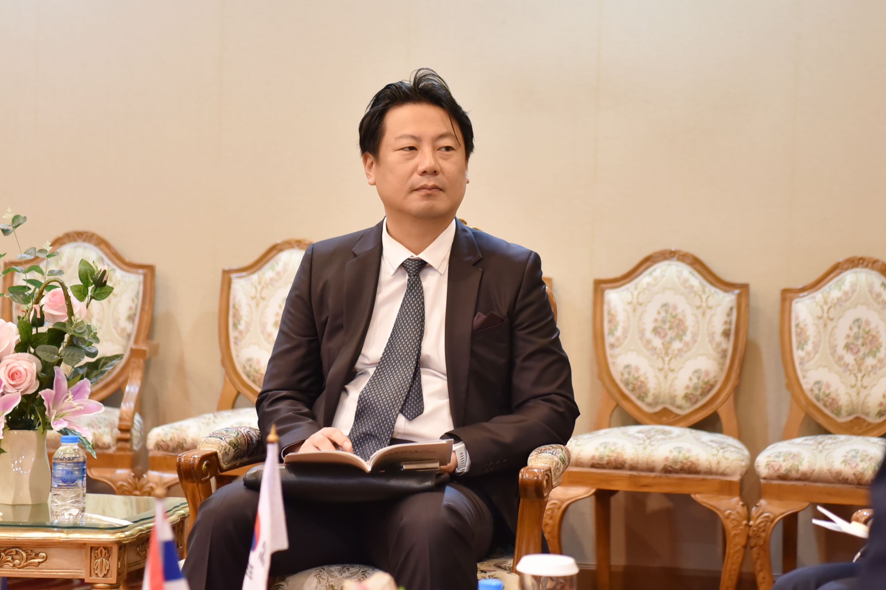 ปลัดกระทรวงการท่องเที่ยวและกีฬาได้มอบหมายให้ นายมงคล วิมลรัตน์ ผู้ช่วยปลัดกระทรวงการท่องเที่ยวและกีฬาเป็นผู้แทนเข้าร่วมหารือกับ นายจองแทค ปาร์ค อธิบดีกรมนโยบายการท่องเที่ยว กระทรวงวัฒนธรรม กีฬาและการท่องเที่ยว แห่งสาธารณรัฐเกาหลี