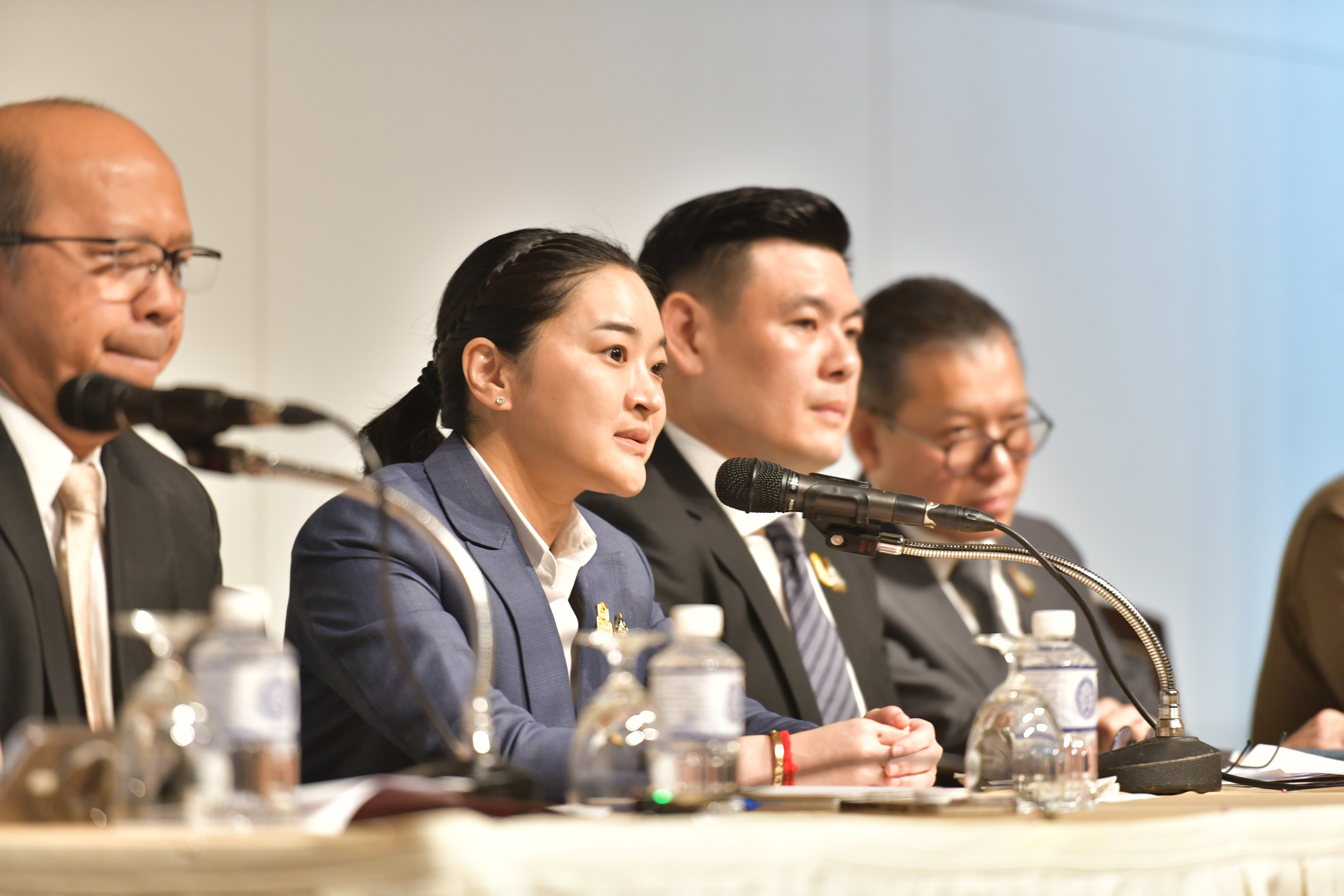 รัฐมนตรีว่าการกระทรวงการท่องเที่ยวและกีฬา ร่วมแถลงข่าวเหตุการณ์กราดยิงในห้างสรรพสินค้า ยืนยันรัฐบาลพร้อมดูแลผู้บาดเจ็บ-เสียชีวิต-มีมาตราการรับมือตั้งศูนย์ command center สื่อสารทุกภาคส่วน