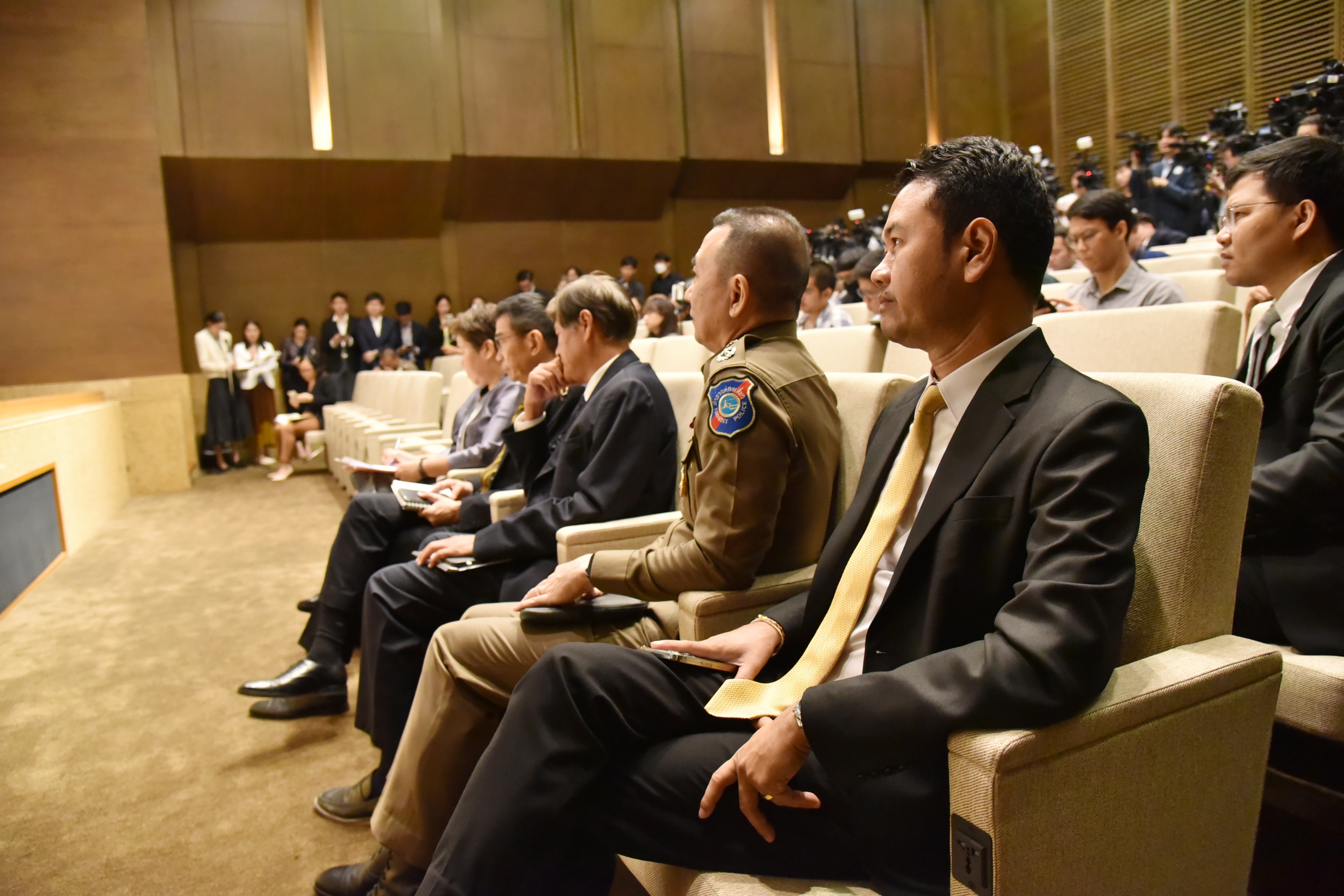 รัฐมนตรีว่าการกระทรวงการท่องเที่ยวและกีฬา ร่วมแถลงข่าวเหตุการณ์กราดยิงในห้างสรรพสินค้า ยืนยันรัฐบาลพร้อมดูแลผู้บาดเจ็บ-เสียชีวิต-มีมาตราการรับมือตั้งศูนย์ command center สื่อสารทุกภาคส่วน