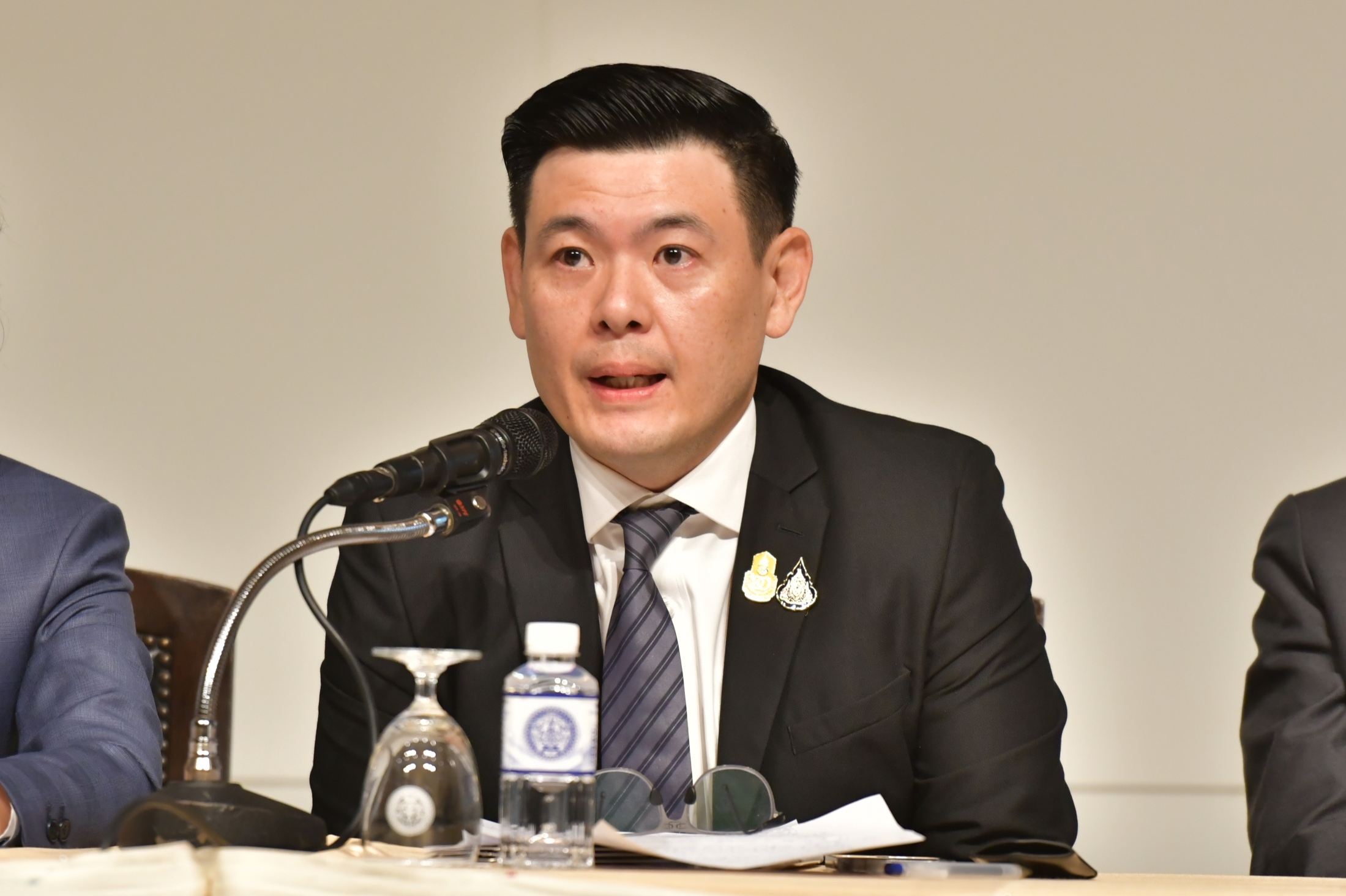 รัฐมนตรีว่าการกระทรวงการท่องเที่ยวและกีฬา ร่วมแถลงข่าวเหตุการณ์กราดยิงในห้างสรรพสินค้า ยืนยันรัฐบาลพร้อมดูแลผู้บาดเจ็บ-เสียชีวิต-มีมาตราการรับมือตั้งศูนย์ command center สื่อสารทุกภาคส่วน