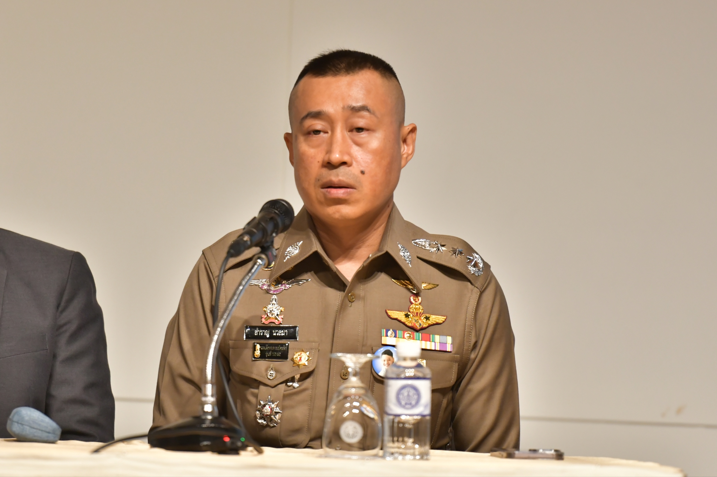 รัฐมนตรีว่าการกระทรวงการท่องเที่ยวและกีฬา ร่วมแถลงข่าวเหตุการณ์กราดยิงในห้างสรรพสินค้า ยืนยันรัฐบาลพร้อมดูแลผู้บาดเจ็บ-เสียชีวิต-มีมาตราการรับมือตั้งศูนย์ command center สื่อสารทุกภาคส่วน