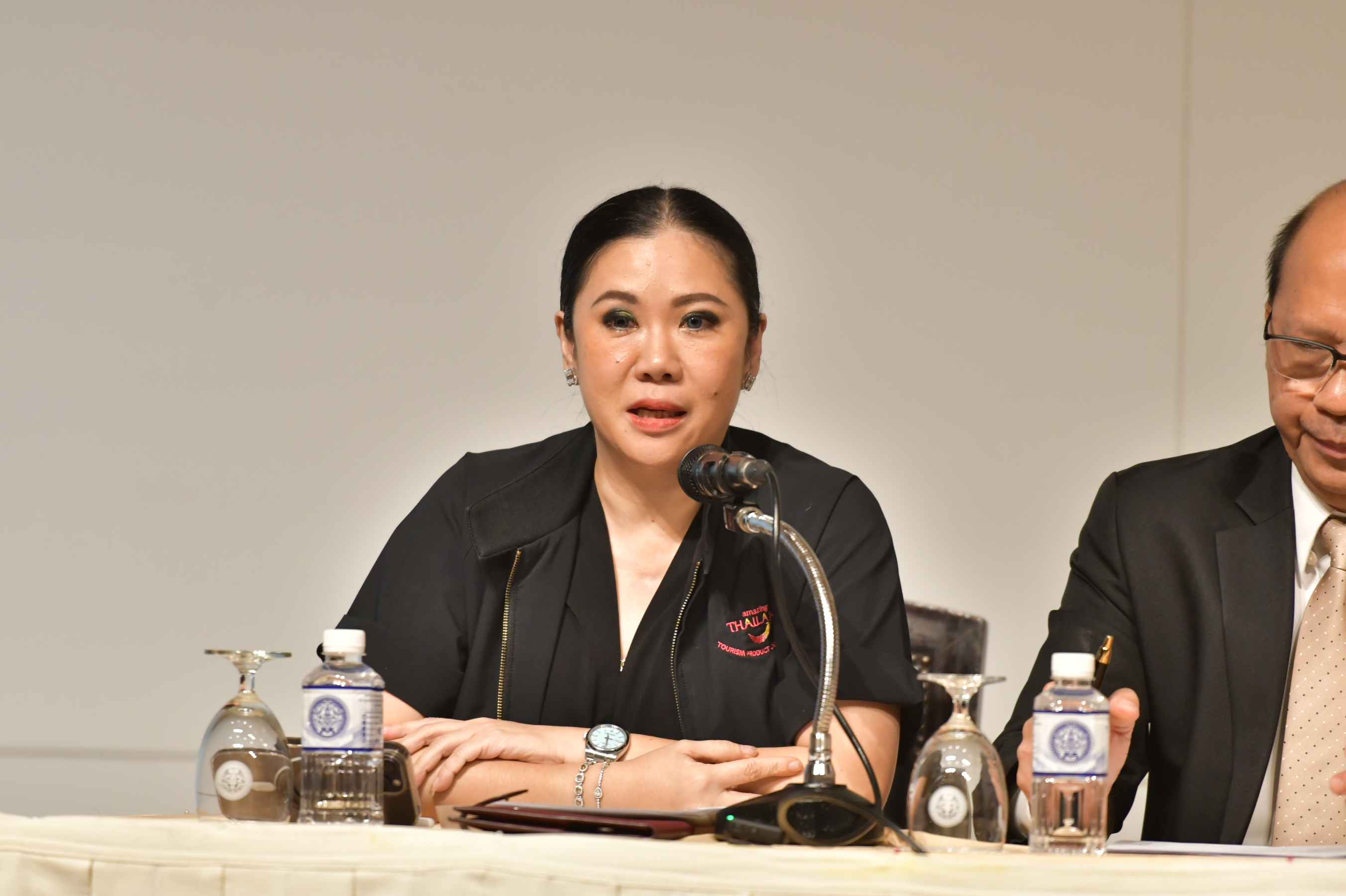 รัฐมนตรีว่าการกระทรวงการท่องเที่ยวและกีฬา ร่วมแถลงข่าวเหตุการณ์กราดยิงในห้างสรรพสินค้า ยืนยันรัฐบาลพร้อมดูแลผู้บาดเจ็บ-เสียชีวิต-มีมาตราการรับมือตั้งศูนย์ command center สื่อสารทุกภาคส่วน