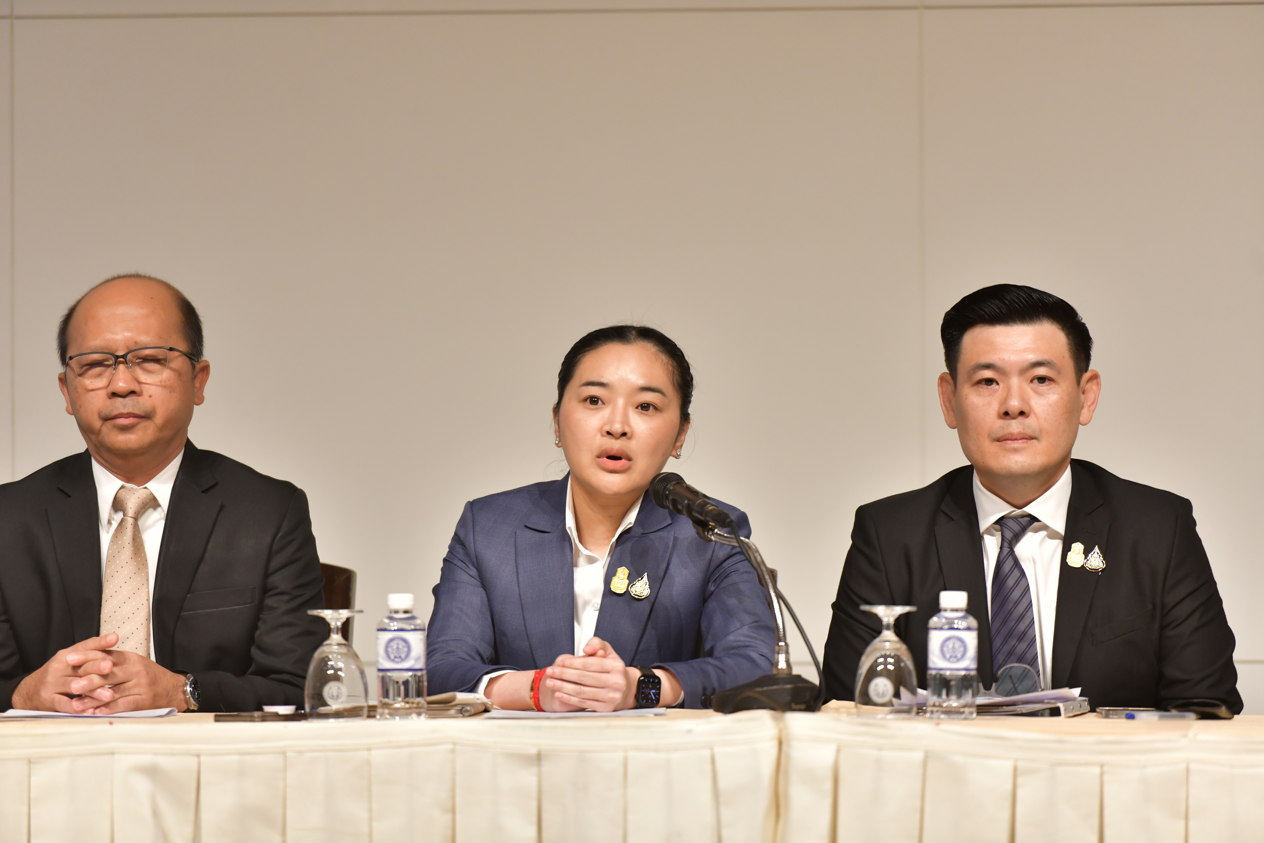 รัฐมนตรีว่าการกระทรวงการท่องเที่ยวและกีฬา ร่วมแถลงข่าวเหตุการณ์กราดยิงในห้างสรรพสินค้า ยืนยันรัฐบาลพร้อมดูแลผู้บาดเจ็บ-เสียชีวิต-มีมาตราการรับมือตั้งศูนย์ command center สื่อสารทุกภาคส่วน
