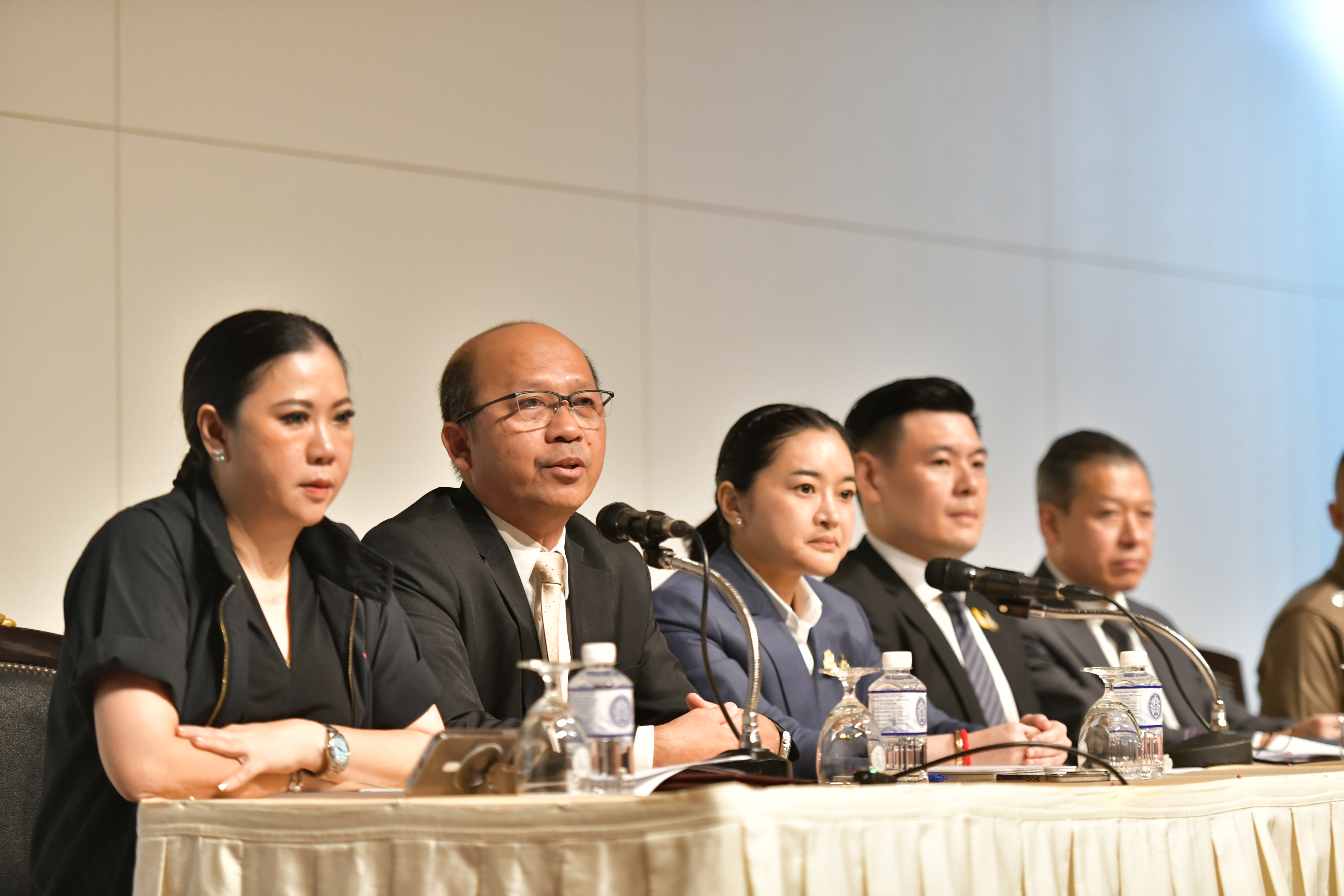 รัฐมนตรีว่าการกระทรวงการท่องเที่ยวและกีฬา ร่วมแถลงข่าวเหตุการณ์กราดยิงในห้างสรรพสินค้า ยืนยันรัฐบาลพร้อมดูแลผู้บาดเจ็บ-เสียชีวิต-มีมาตราการรับมือตั้งศูนย์ command center สื่อสารทุกภาคส่วน