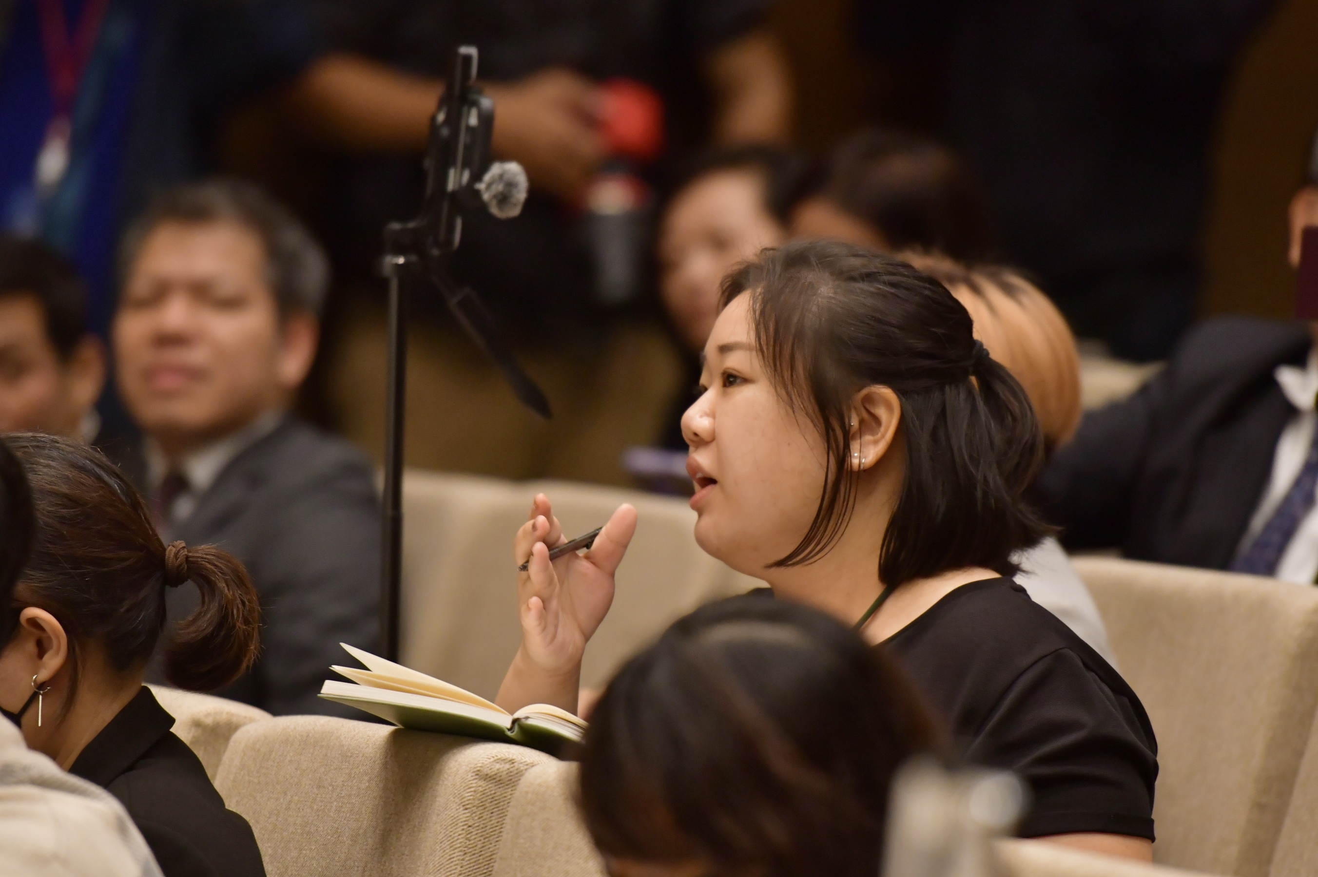 รัฐมนตรีว่าการกระทรวงการท่องเที่ยวและกีฬา ร่วมแถลงข่าวเหตุการณ์กราดยิงในห้างสรรพสินค้า ยืนยันรัฐบาลพร้อมดูแลผู้บาดเจ็บ-เสียชีวิต-มีมาตราการรับมือตั้งศูนย์ command center สื่อสารทุกภาคส่วน