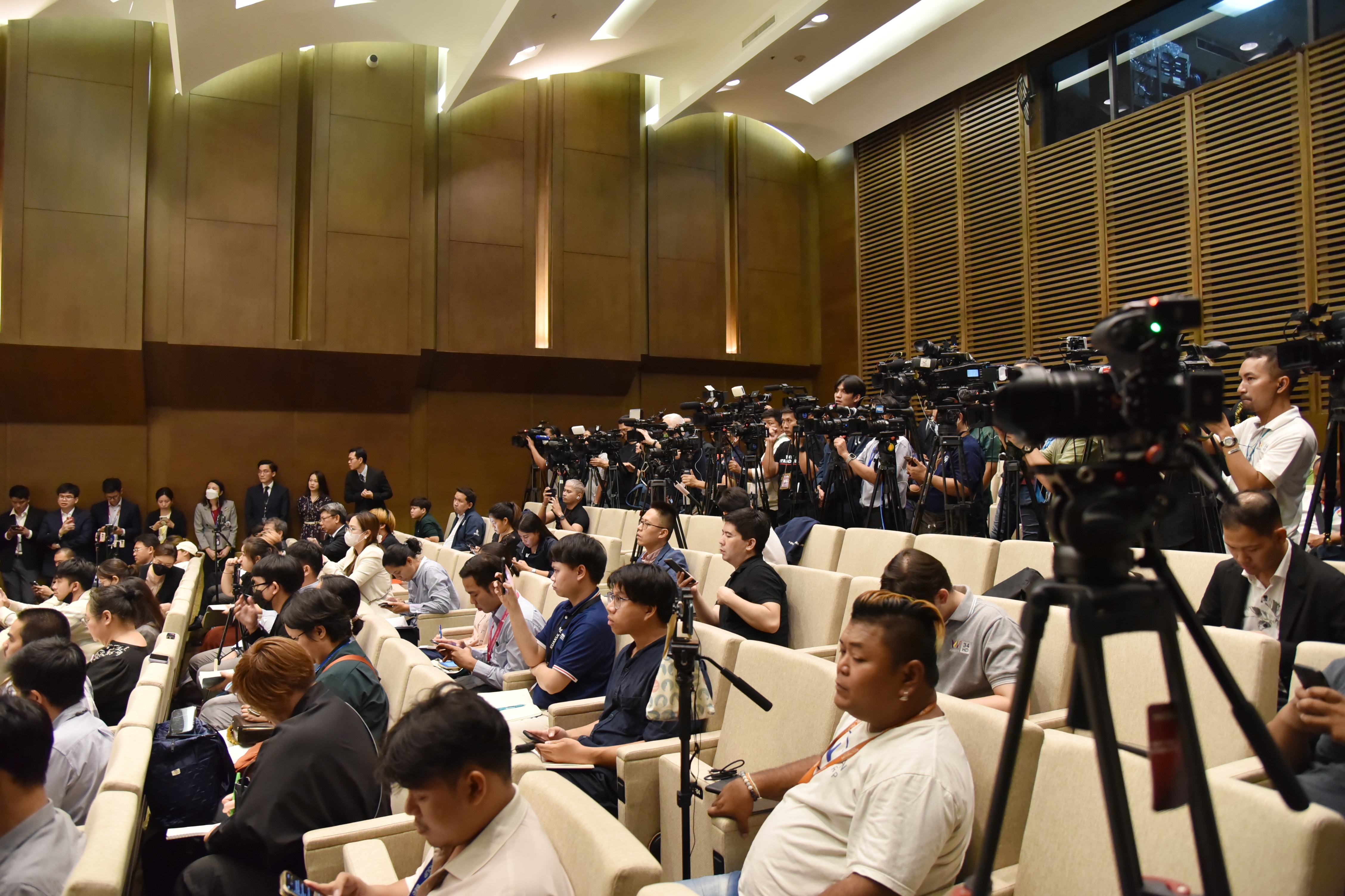 รัฐมนตรีว่าการกระทรวงการท่องเที่ยวและกีฬา ร่วมแถลงข่าวเหตุการณ์กราดยิงในห้างสรรพสินค้า ยืนยันรัฐบาลพร้อมดูแลผู้บาดเจ็บ-เสียชีวิต-มีมาตราการรับมือตั้งศูนย์ command center สื่อสารทุกภาคส่วน