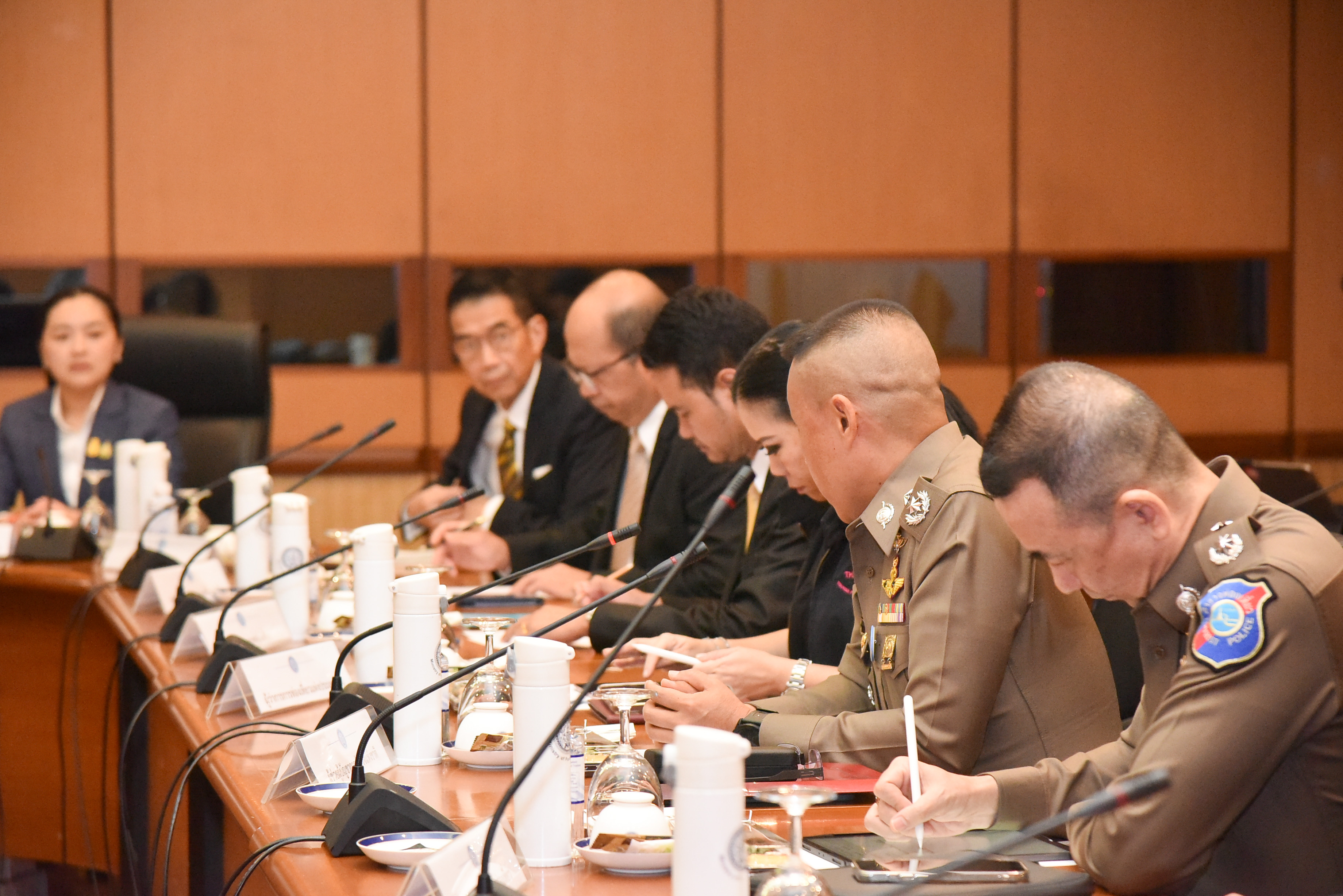 รัฐมนตรีว่าการกระทรวงการท่องเที่ยวและกีฬา ร่วมแถลงข่าวเหตุการณ์กราดยิงในห้างสรรพสินค้า ยืนยันรัฐบาลพร้อมดูแลผู้บาดเจ็บ-เสียชีวิต-มีมาตราการรับมือตั้งศูนย์ command center สื่อสารทุกภาคส่วน
