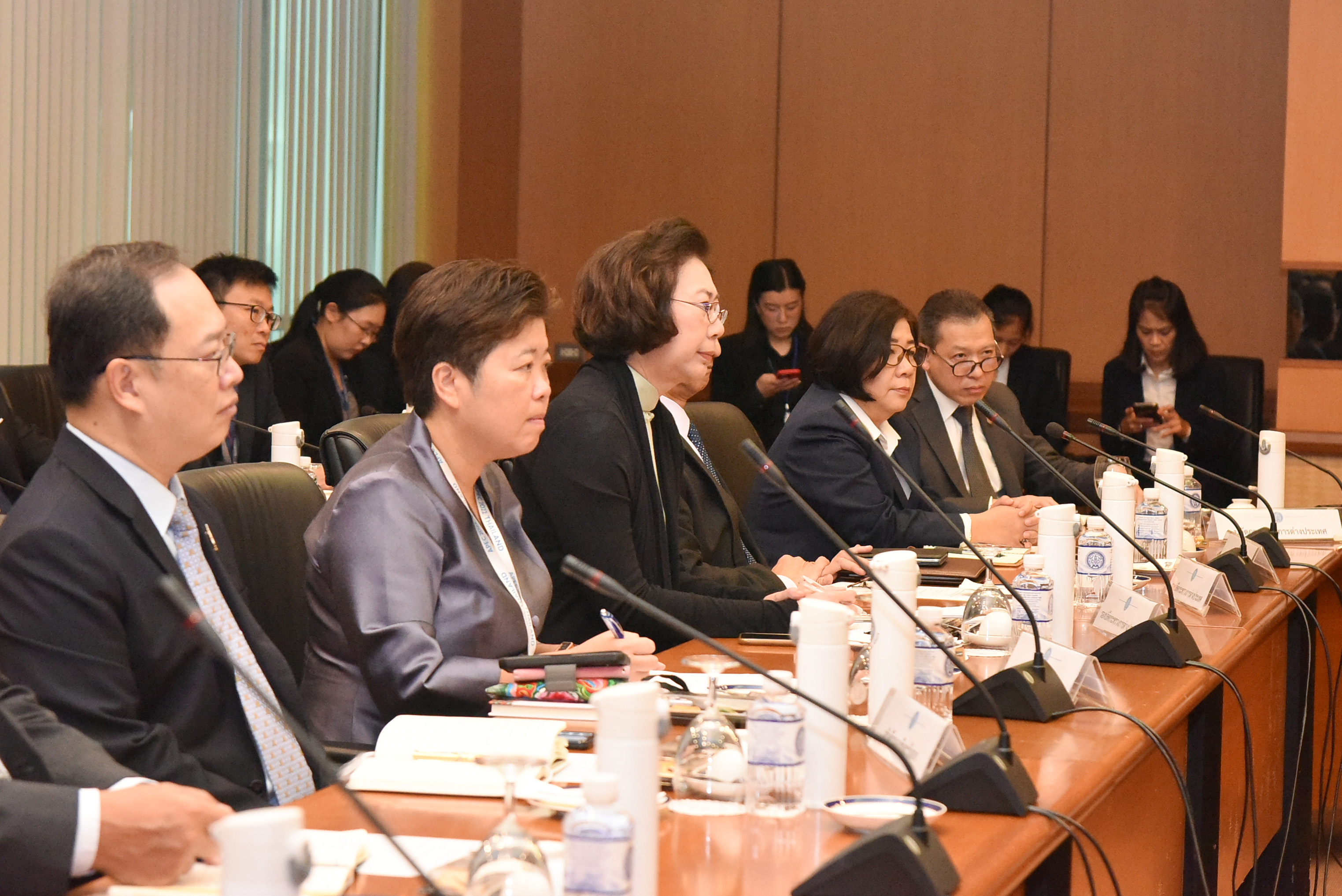 รัฐมนตรีว่าการกระทรวงการท่องเที่ยวและกีฬา ร่วมแถลงข่าวเหตุการณ์กราดยิงในห้างสรรพสินค้า ยืนยันรัฐบาลพร้อมดูแลผู้บาดเจ็บ-เสียชีวิต-มีมาตราการรับมือตั้งศูนย์ command center สื่อสารทุกภาคส่วน