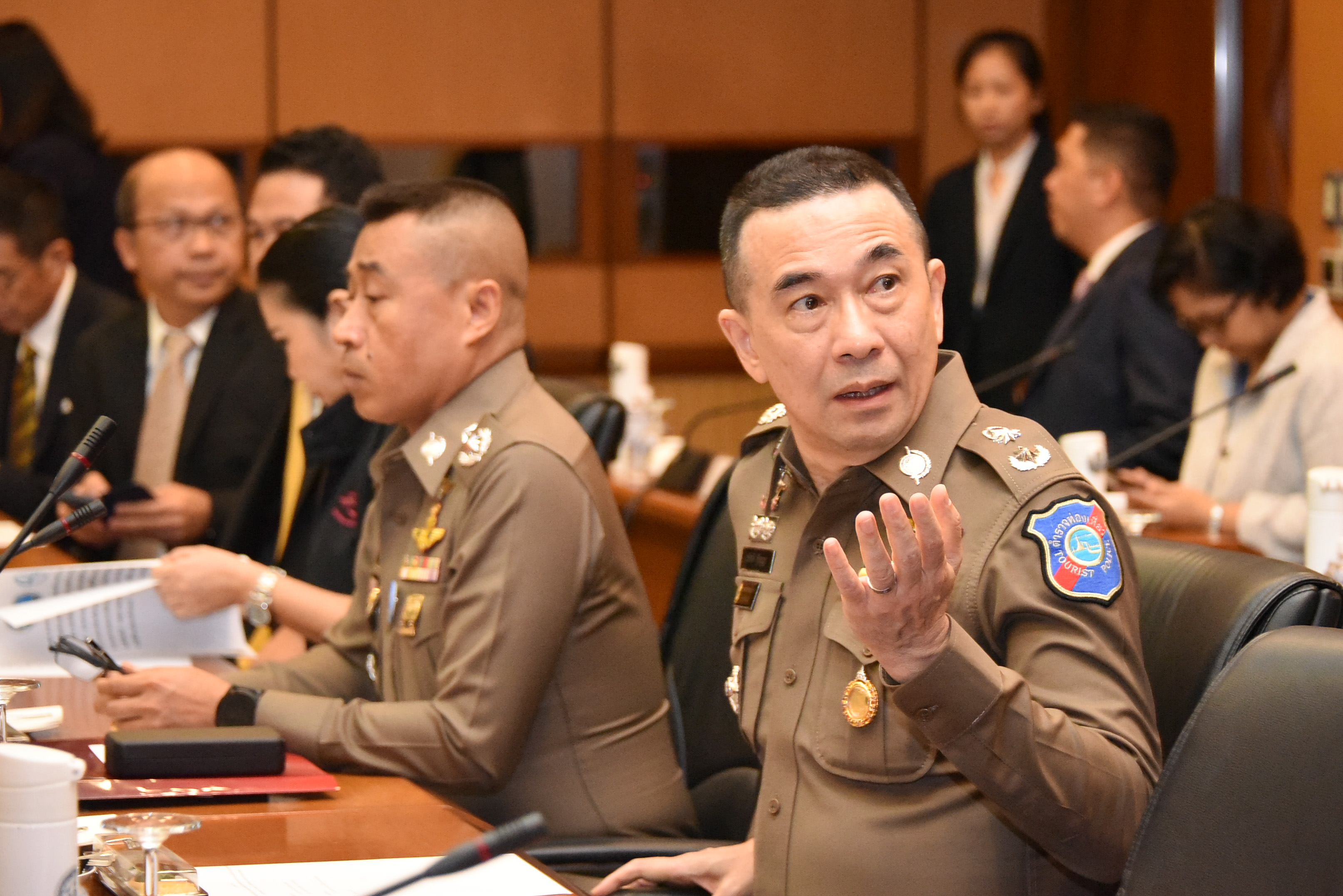 รัฐมนตรีว่าการกระทรวงการท่องเที่ยวและกีฬา ร่วมแถลงข่าวเหตุการณ์กราดยิงในห้างสรรพสินค้า ยืนยันรัฐบาลพร้อมดูแลผู้บาดเจ็บ-เสียชีวิต-มีมาตราการรับมือตั้งศูนย์ command center สื่อสารทุกภาคส่วน
