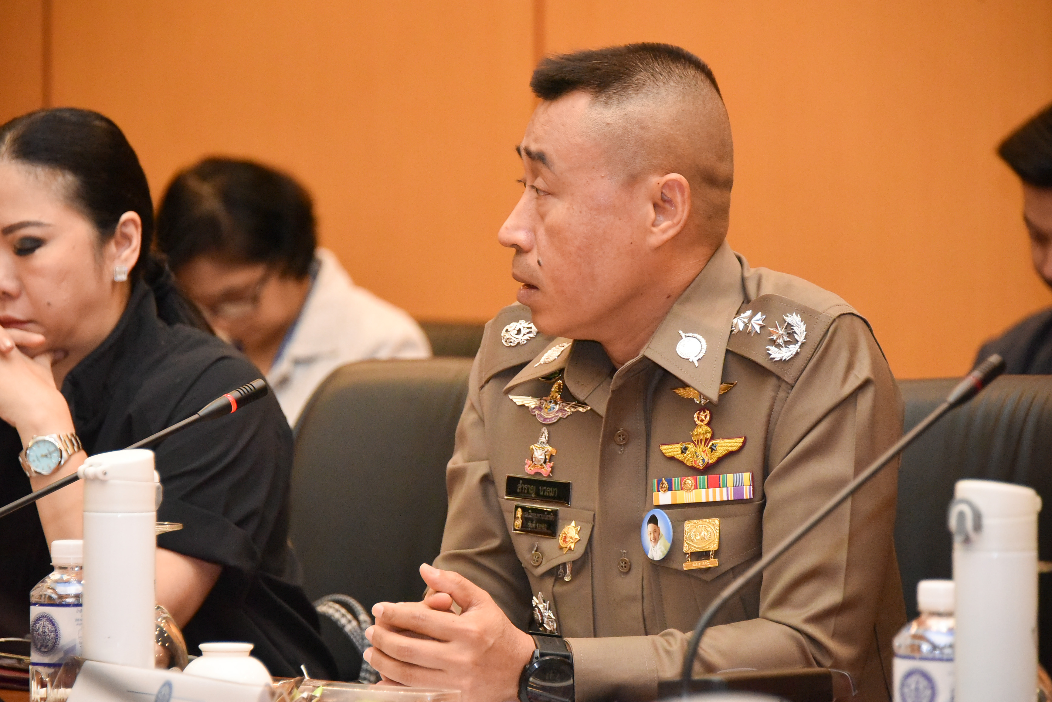 รัฐมนตรีว่าการกระทรวงการท่องเที่ยวและกีฬา ร่วมแถลงข่าวเหตุการณ์กราดยิงในห้างสรรพสินค้า ยืนยันรัฐบาลพร้อมดูแลผู้บาดเจ็บ-เสียชีวิต-มีมาตราการรับมือตั้งศูนย์ command center สื่อสารทุกภาคส่วน