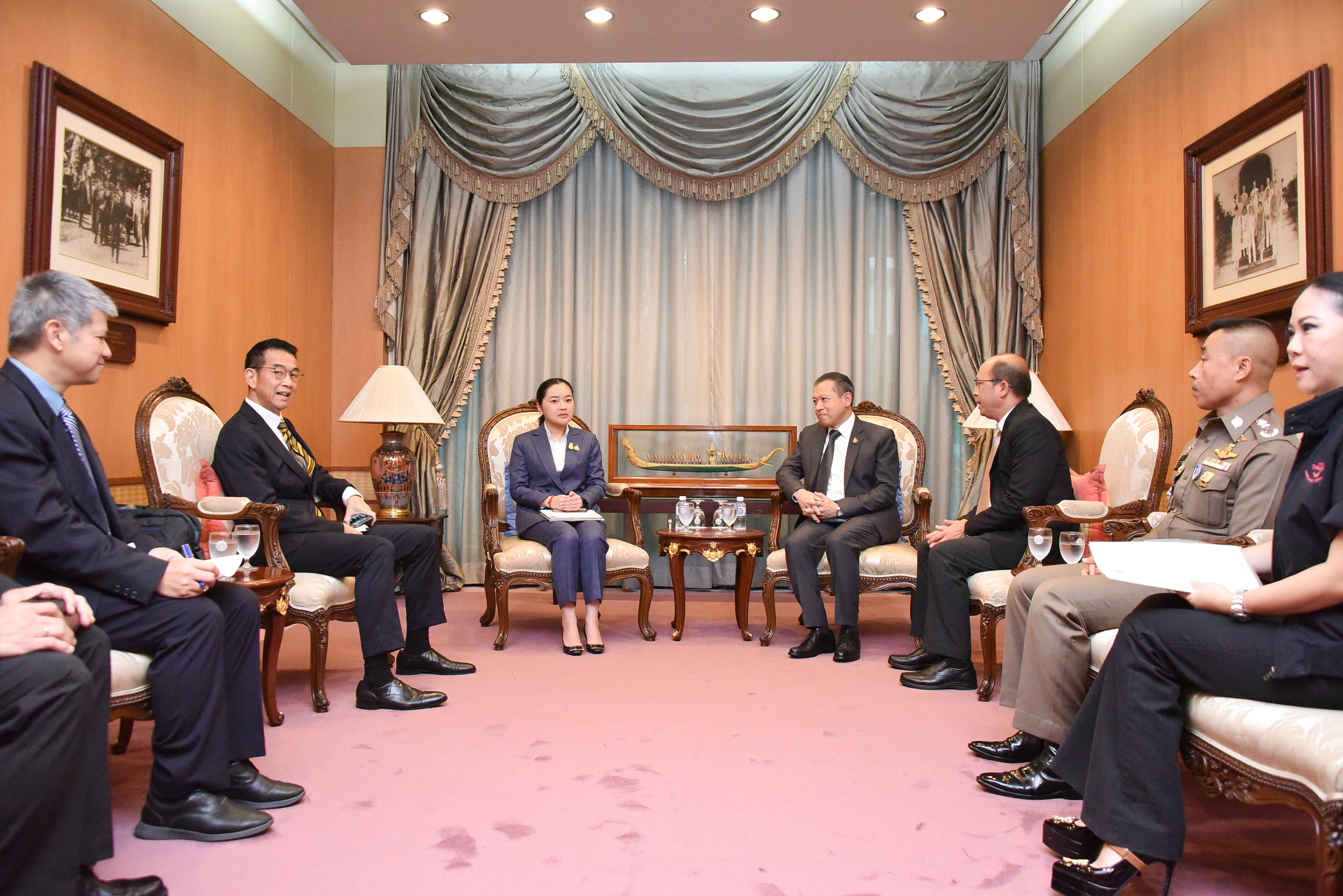 รัฐมนตรีว่าการกระทรวงการท่องเที่ยวและกีฬา ร่วมแถลงข่าวเหตุการณ์กราดยิงในห้างสรรพสินค้า ยืนยันรัฐบาลพร้อมดูแลผู้บาดเจ็บ-เสียชีวิต-มีมาตราการรับมือตั้งศูนย์ command center สื่อสารทุกภาคส่วน