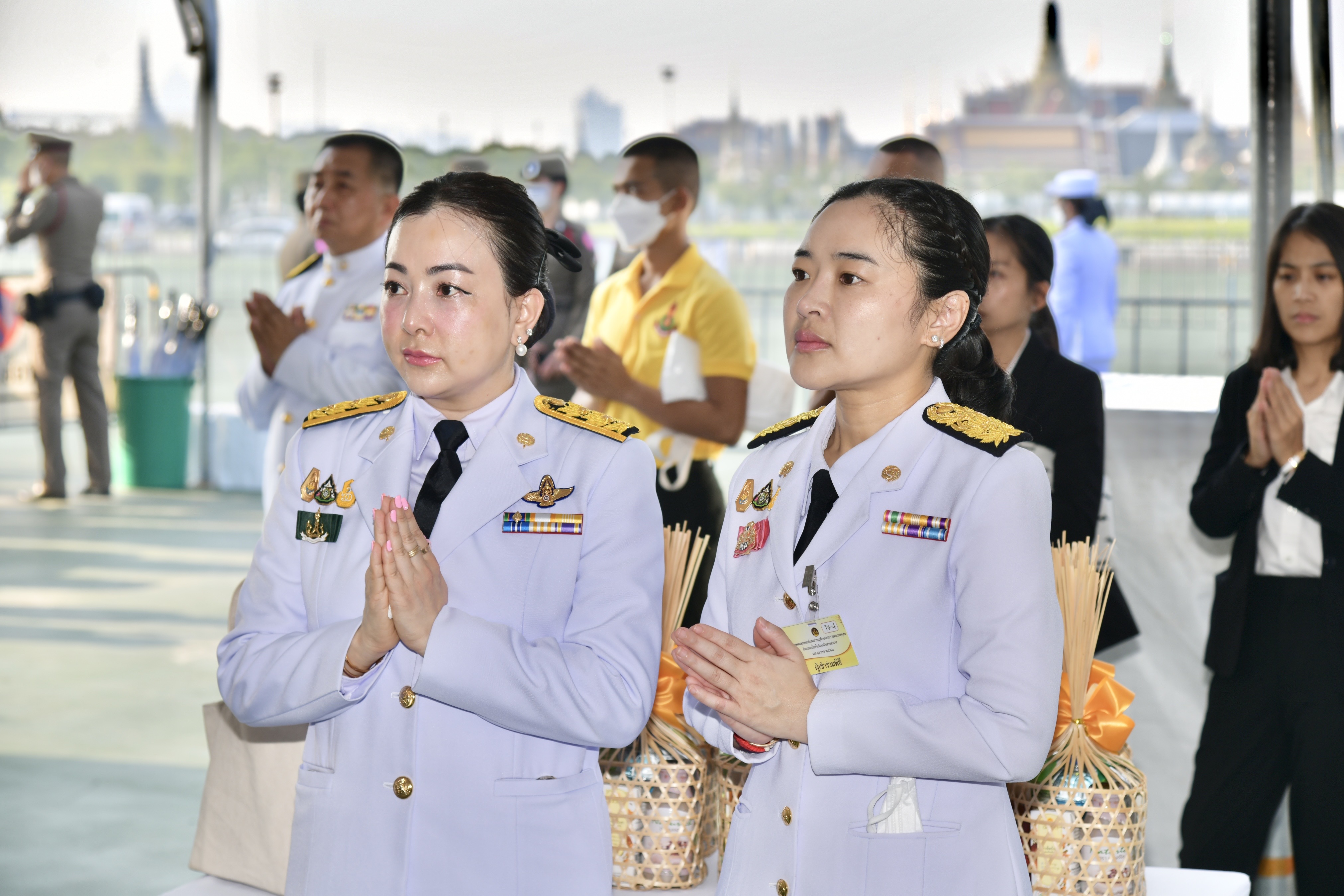 พิธีสวดพระพุทธมนต์ทำบุญตักบาตรถวายพระราชกุศล และวางพวงมาลาเนื่องใน 