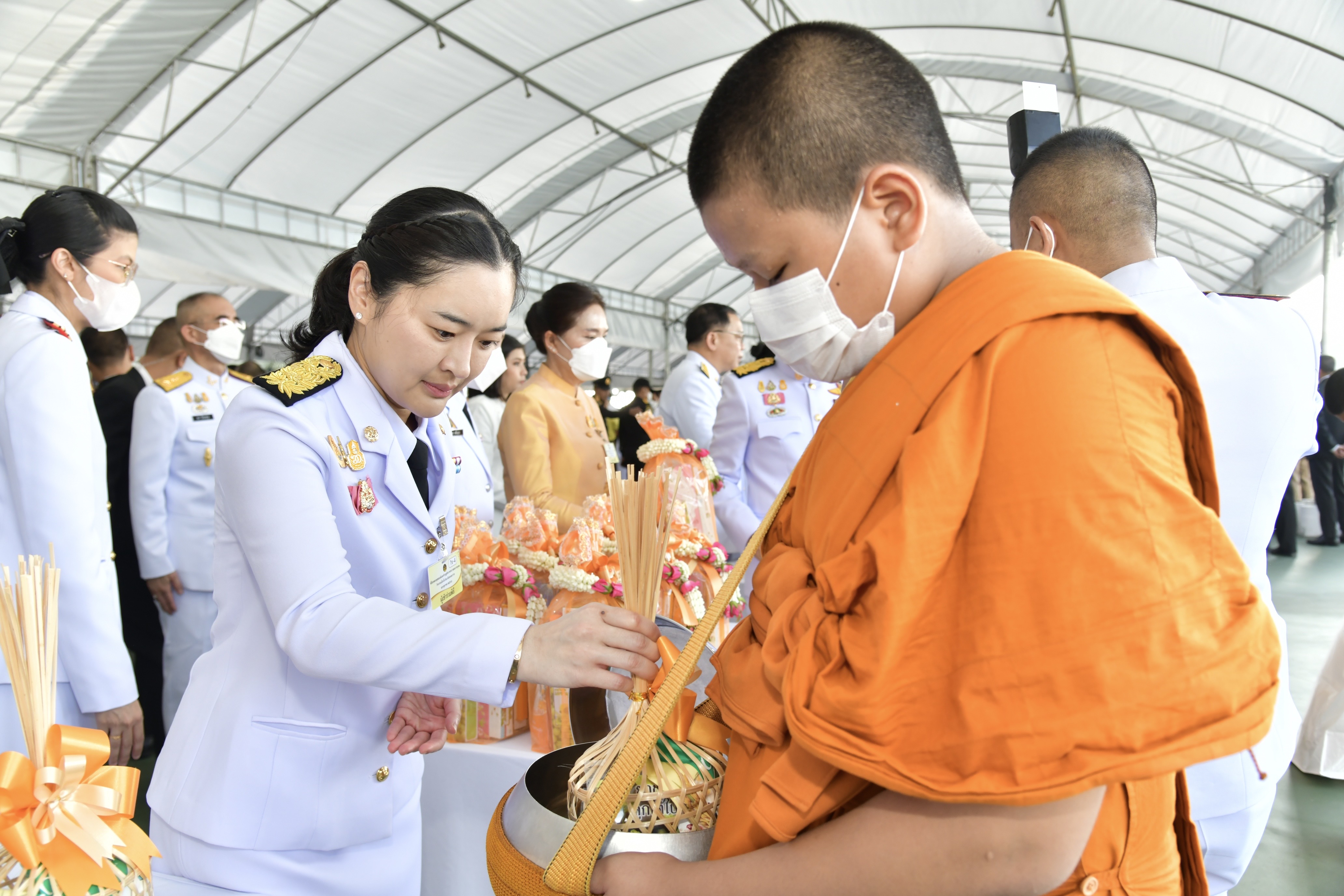 พิธีสวดพระพุทธมนต์ทำบุญตักบาตรถวายพระราชกุศล และวางพวงมาลาเนื่องใน 