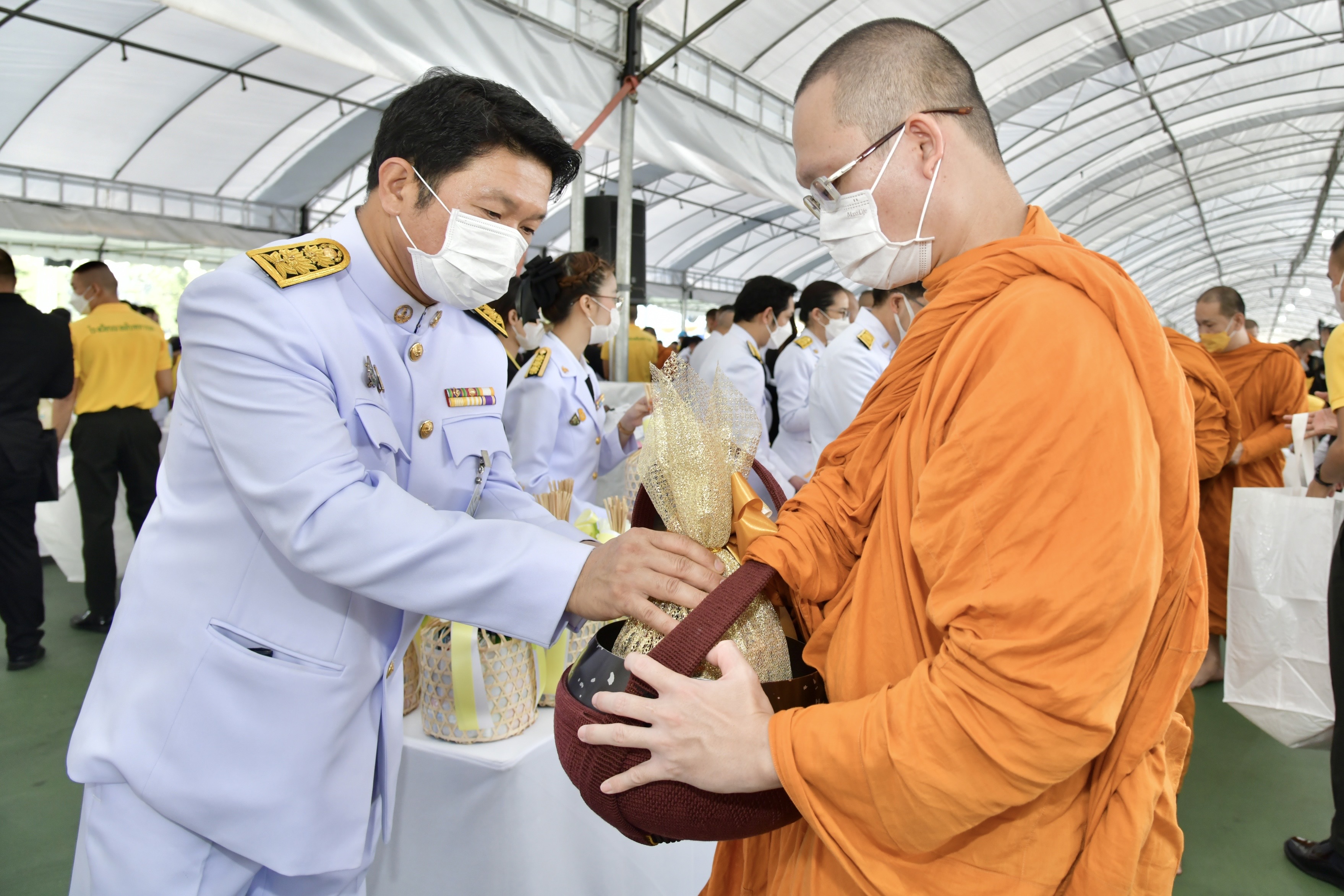 พิธีสวดพระพุทธมนต์ทำบุญตักบาตรถวายพระราชกุศล และวางพวงมาลาเนื่องใน 