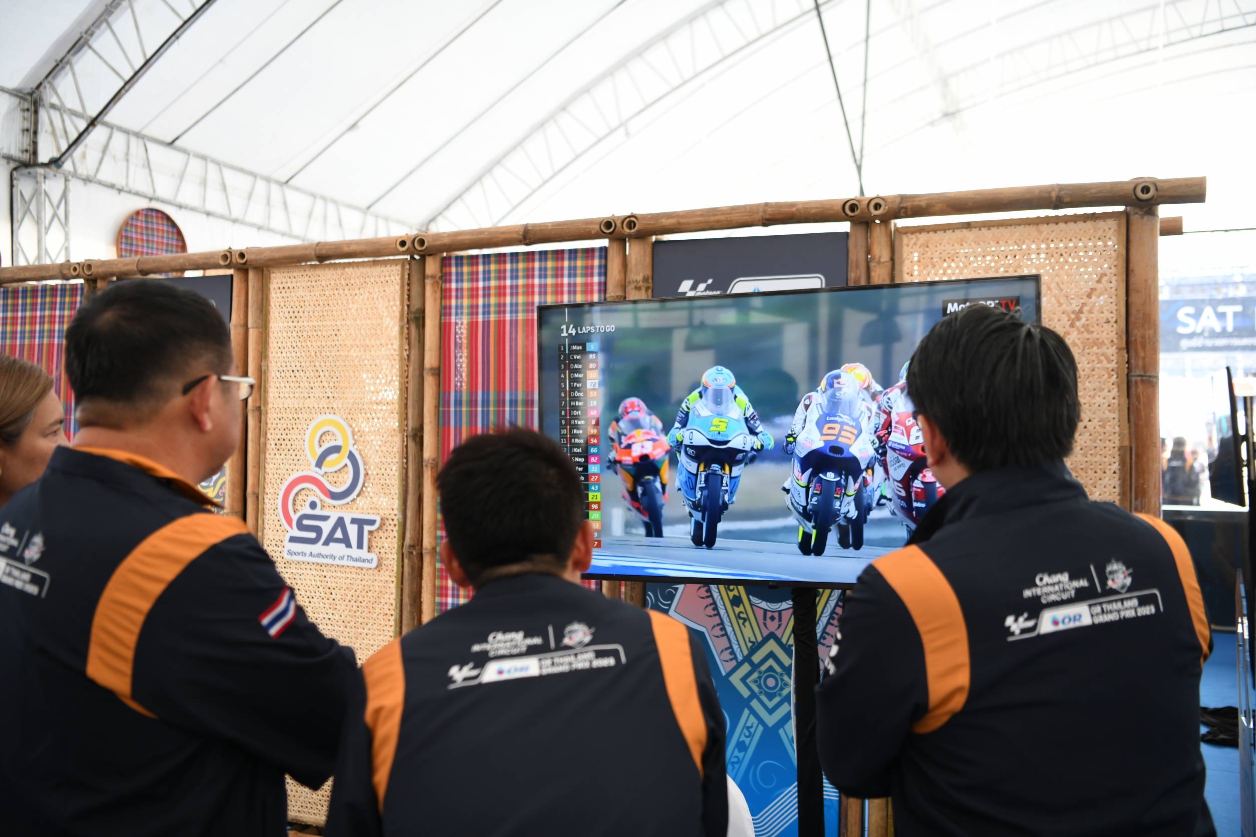 ที่ปรึกษา รมว.กก พร้อมด้วย เลขา รมว.กก ร่วมงานโมโตจีพี 
