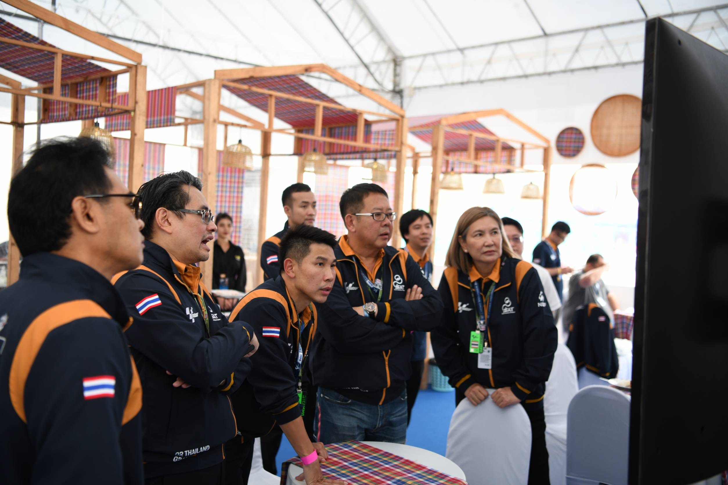 ที่ปรึกษา รมว.กก พร้อมด้วย เลขา รมว.กก ร่วมงานโมโตจีพี 