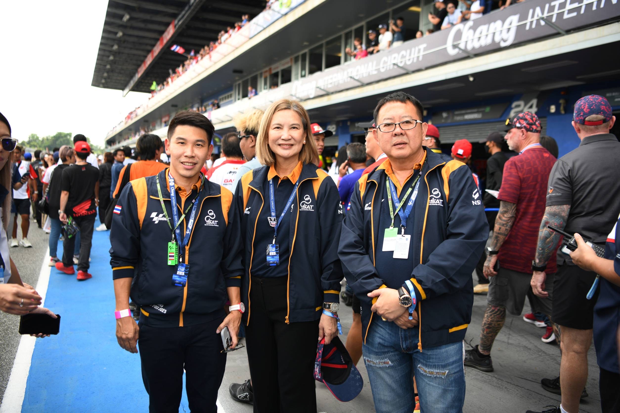 ที่ปรึกษา รมว.กก พร้อมด้วย เลขา รมว.กก ร่วมงานโมโตจีพี 