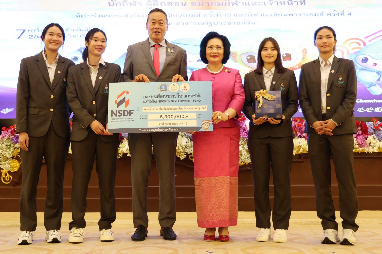 รัฐบาลมอบเงินรางวัลและแสดงความยินดีกับนักกีฬาทีมชาติไทย ชุด เอเชียนเกมส์ ครั้งที่ 19 และกีฬาเอเชียนพาราเกมส์ ครั้งที่ 4 ณ สาธารณรัฐประชาชนจีน รวม 2 เกมส์ 353,925,000 ล้านบาท