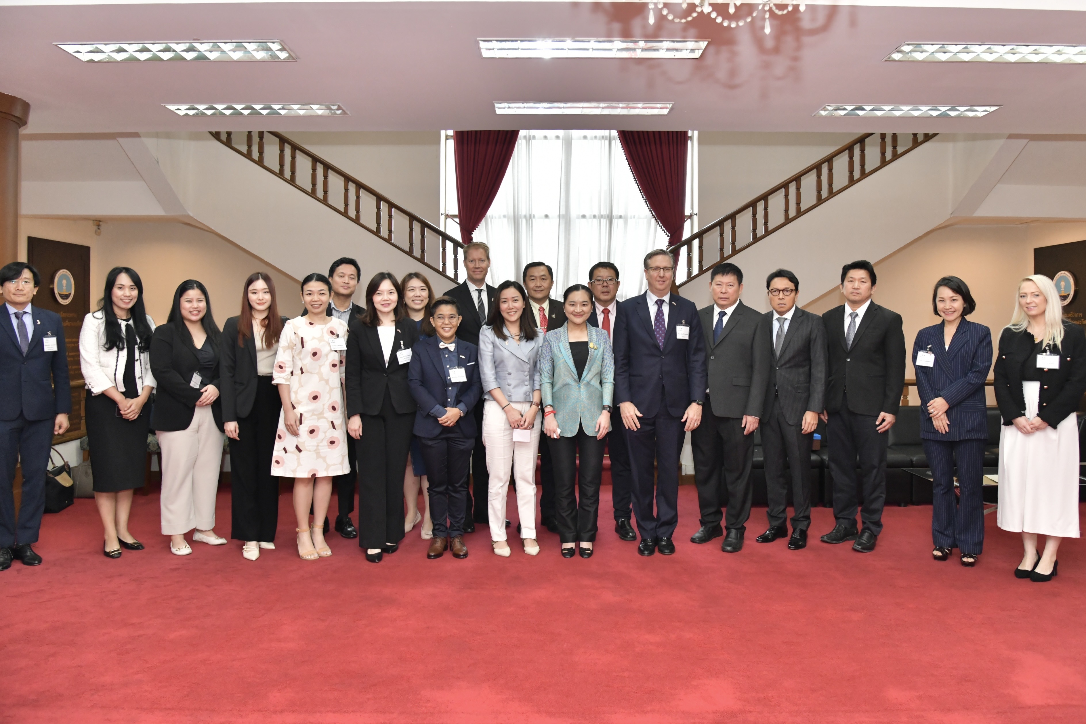 ประธานบริษัทโบอิ้ง ประจำภูมิภาคเอเชียตะวันออกเฉียงใต้ ในฐานะหัวหน้าคณะสภาธุรกิจสหรัฐอเมริกา-อาเซียน (U.S.-Asean Business Council: USABC) และคณะฯ
