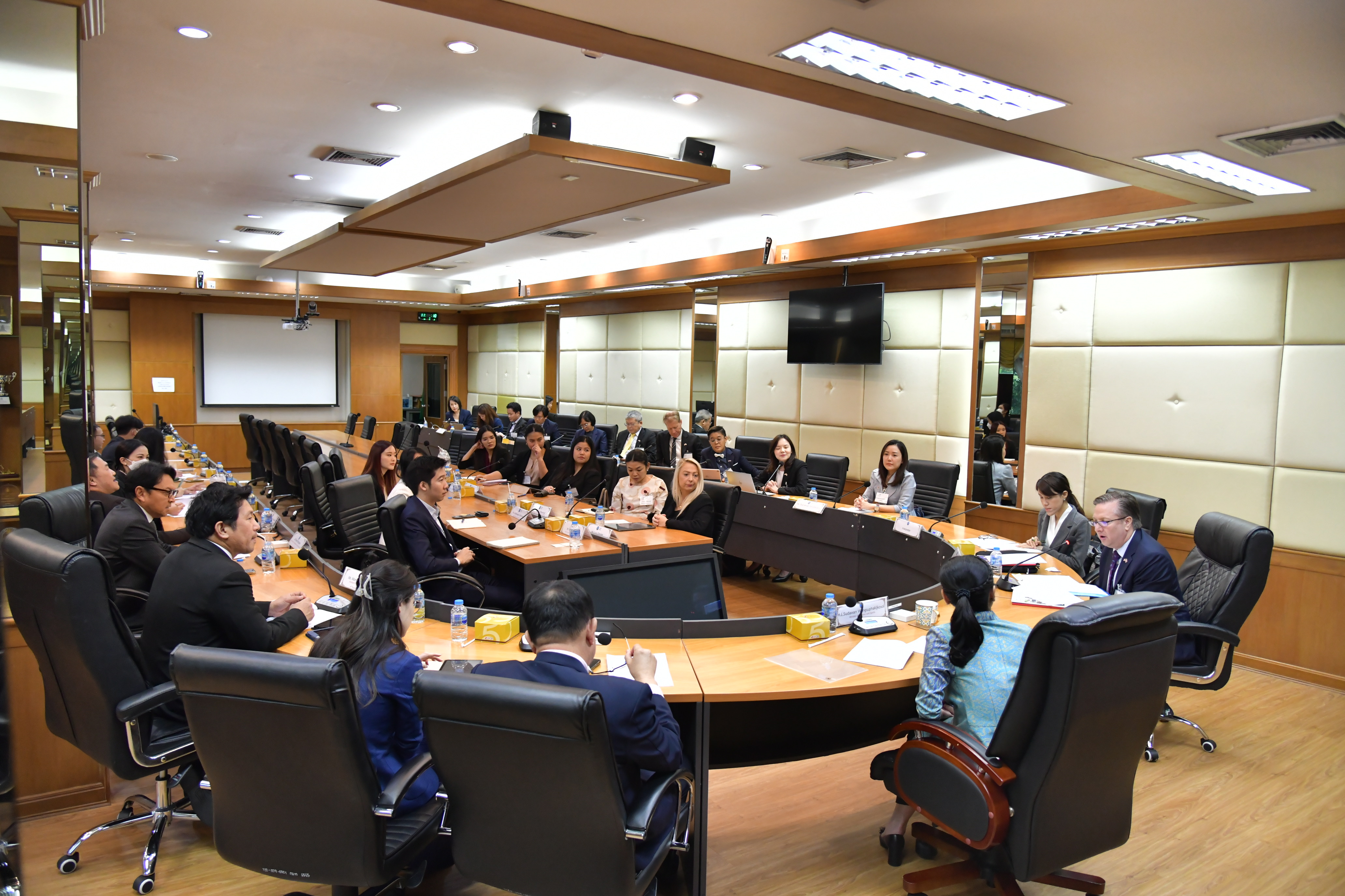 ประธานบริษัทโบอิ้ง ประจำภูมิภาคเอเชียตะวันออกเฉียงใต้ ในฐานะหัวหน้าคณะสภาธุรกิจสหรัฐอเมริกา-อาเซียน (U.S.-Asean Business Council: USABC) และคณะฯ