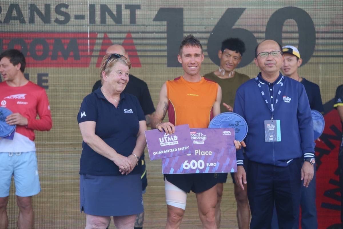 ปลัดฯ ท่องเที่ยวและกีฬา มอบรางวัลผู้เข้าแข่งขันวิ่งเทรล ระยะ TRANS-INT 160 รายการ 